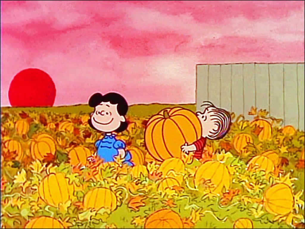 Thanksgiving Desktop 桌布 壁紙 — 兩個卡通小孩在粉紅色天空和紅色太陽下的南瓜田裡大笑。