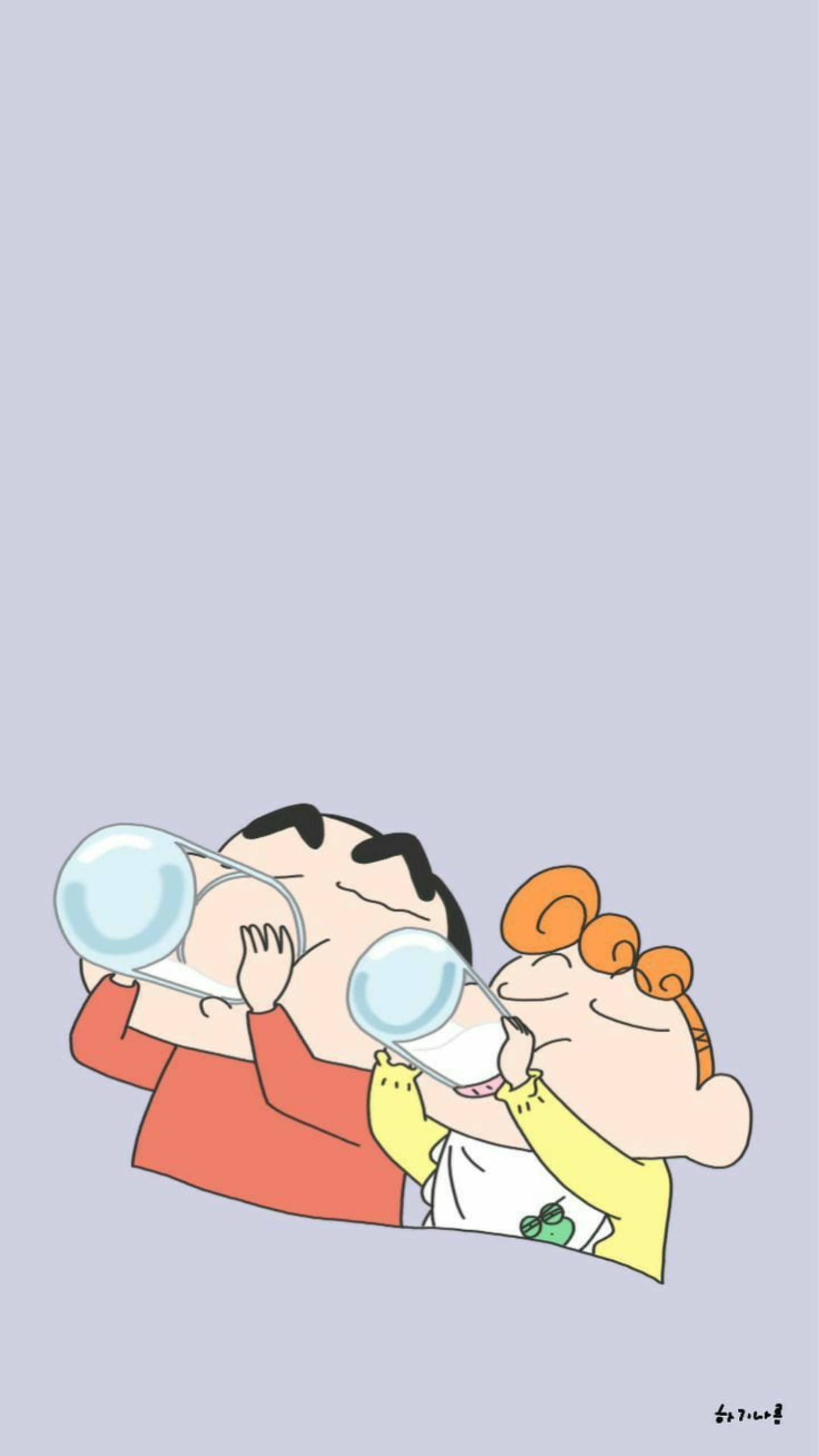 shinchan 桌布 壁紙 — 兩個卡通小孩在純淺紫色背景前開心地用大透明瓶子喝水。