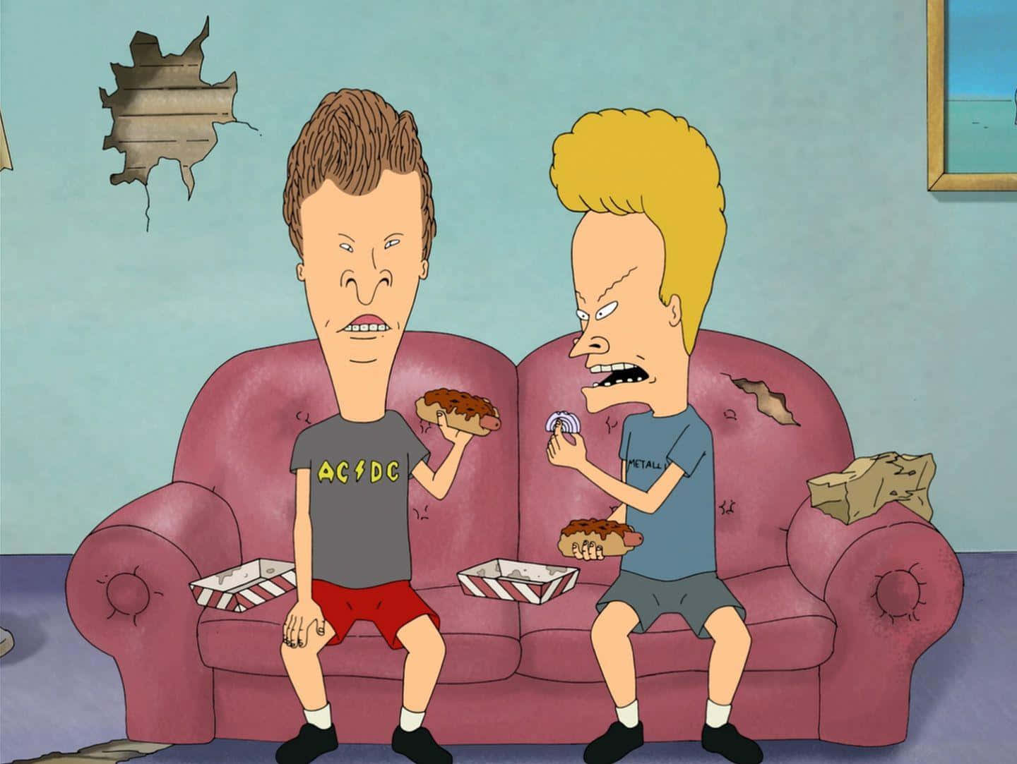Beavis And Butthead 桌布 壁紙 — 兩個卡通男人誇張特徵坐在破爛的粉紅色沙發上吃熱狗，在凌亂的客廳裡。