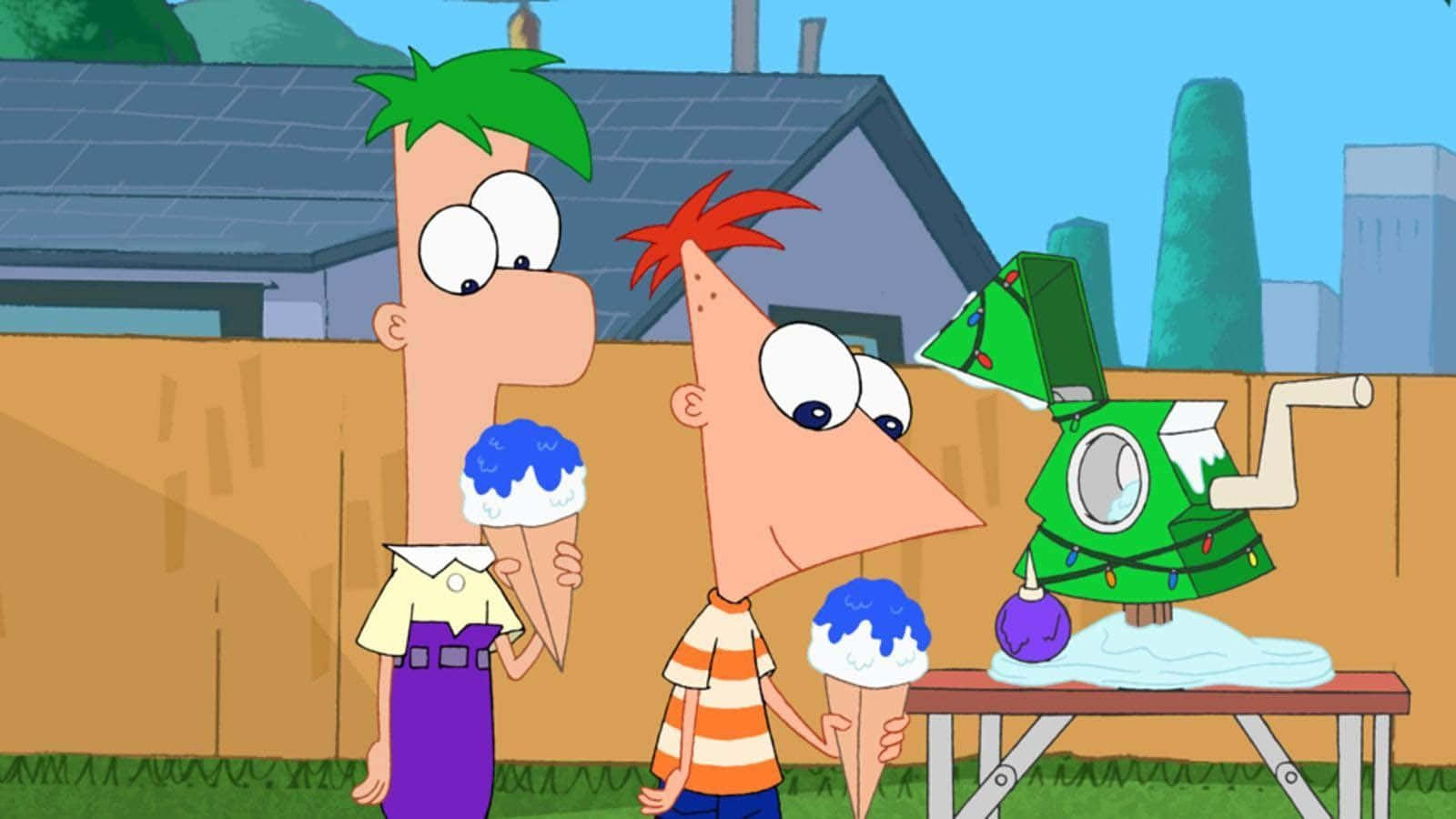 Phineas And Ferb 桌布 壁紙 — 兩個卡通男孩拿著冰淇淋甜筒，站在一個打扮成聖誕樹的機器人旁邊，背景是郊區後院。
