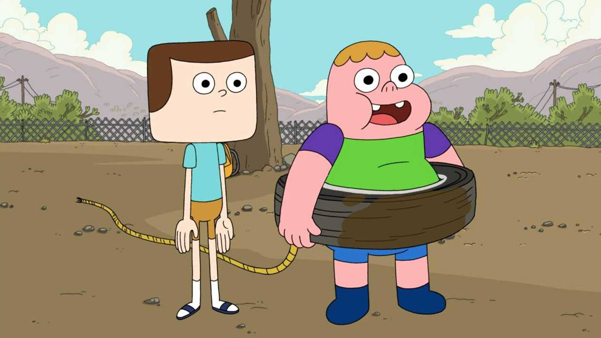 Animated 桌布 壁紙 — 兩個卡通男孩站在塵土飛揚的院子裡，一個拿著輪胎，另一個拿著水管，在明亮的藍天下，遠處有山丘。