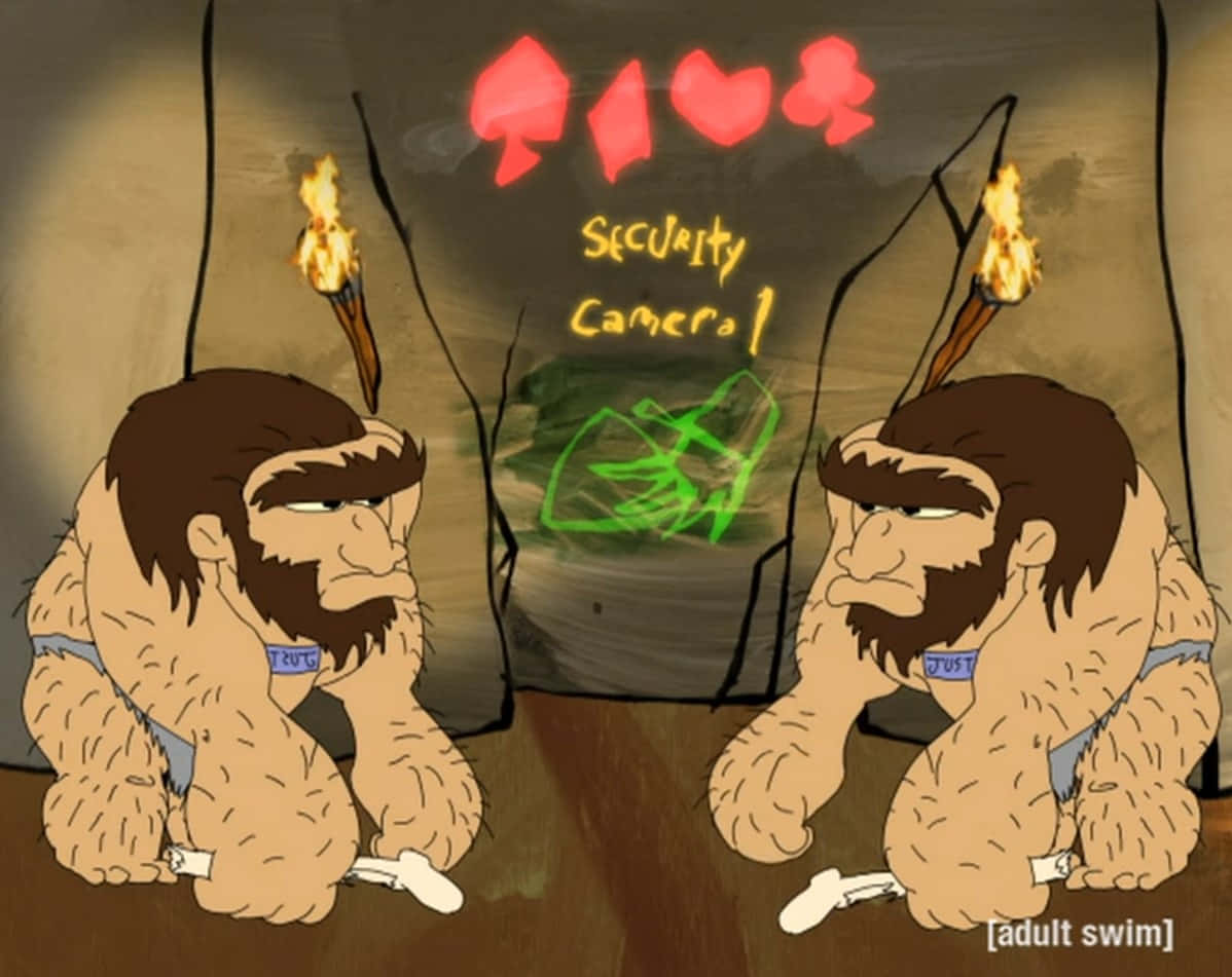 caveman 桌布 壁紙 — 兩個卡通穴居人坐在昏暗的洞穴裡，手持火把，看著一個發光的監控攝影機，上面標有撲克牌花色。