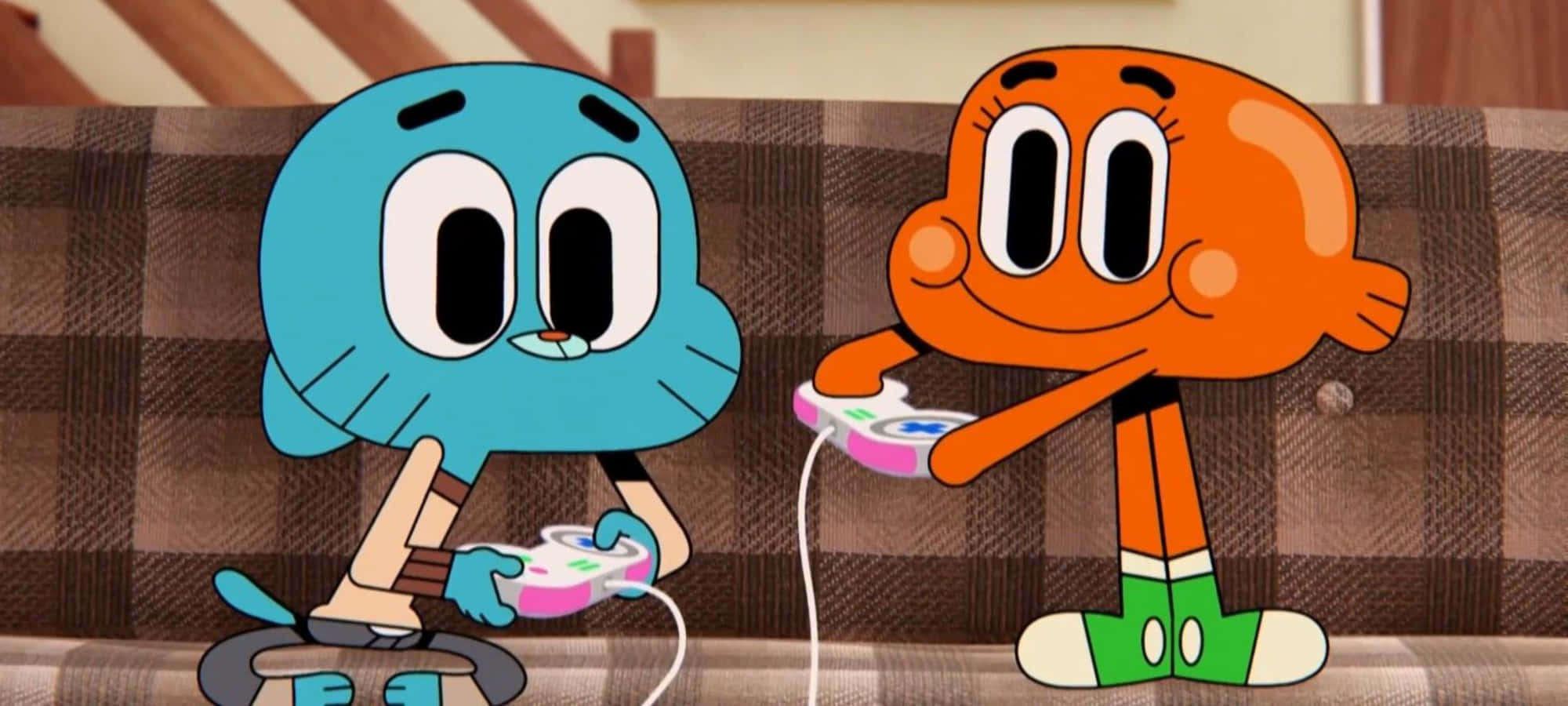 Gumball And Darwin 桌布 壁紙 — 兩個卡通角色，一個藍色一個橙色，坐在格子沙發上，用粉紅色手把專注地玩電玩。
