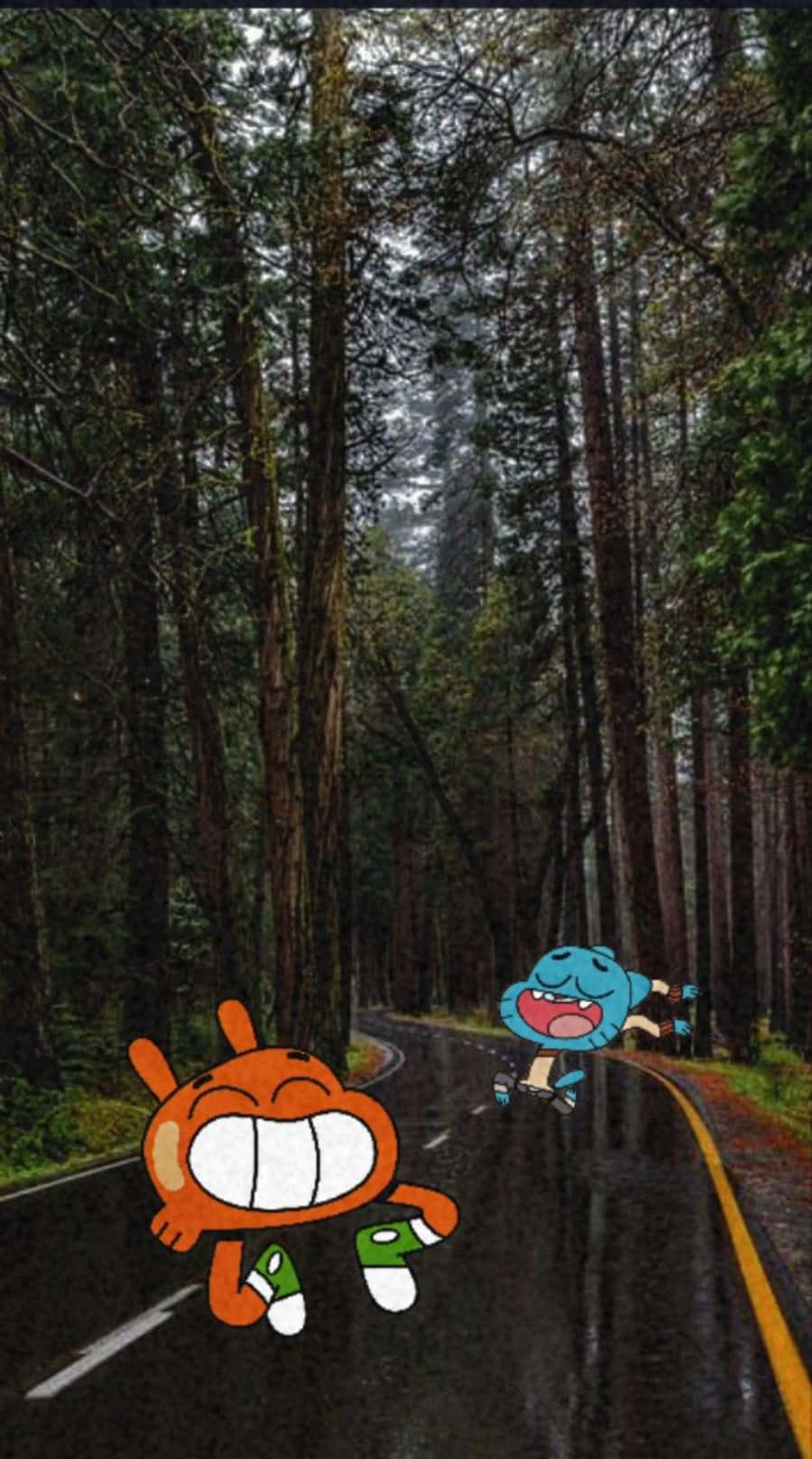 Gumball And Darwin 桌布 壁紙 — 兩個卡通角色在陰天底下，沿著一條濕漉漉的森林路，兩旁有高樹，開心地跑下去。