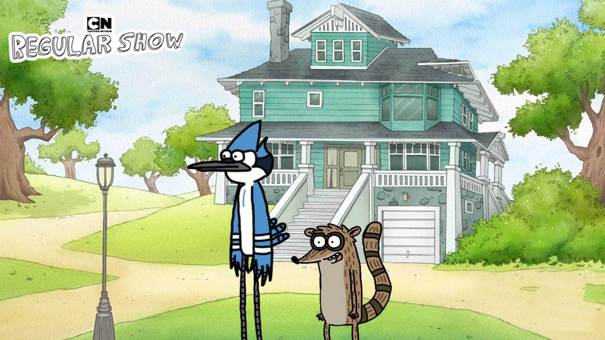 mordecai and rigby 桌布 壁紙 — 兩個卡通角色站在一間青綠色房子前，周圍有綠樹，天空湛藍明亮。