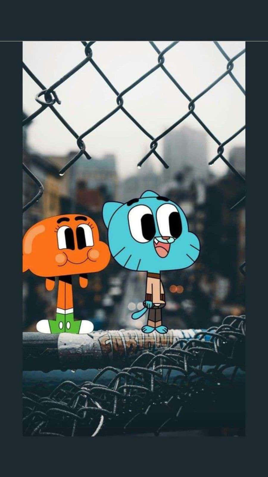 Gumball And Darwin 桌布 壁紙 — 兩個卡通角色站在城市環境中的鐵絲網後面，背景是模糊的城市建築物。