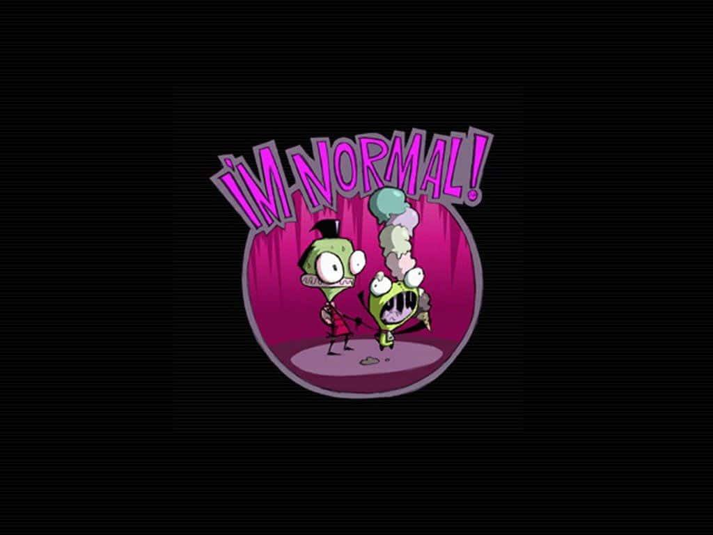 Invader Zim 桌布 壁紙 — 兩個卡通角色站在紫色舞台上，背景是黑色，上方有一個大膽的粉紅色「我很正常！」標誌。