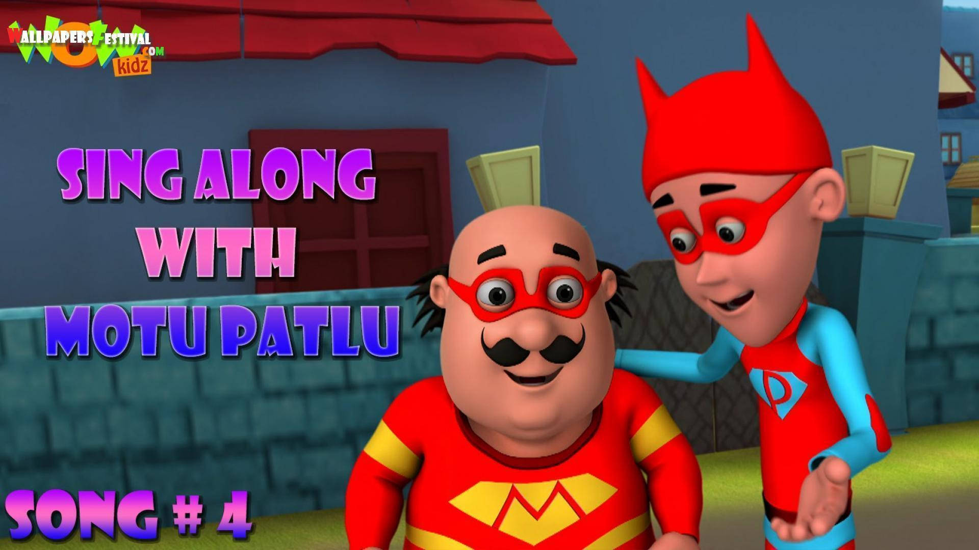 Motu 桌布 壁紙 — 兩個卡通超級英雄 Motu 和 Patlu 穿著紅色服裝，微笑著站在一棟帶有紅色遮陽篷的藍色磚砌建築前。