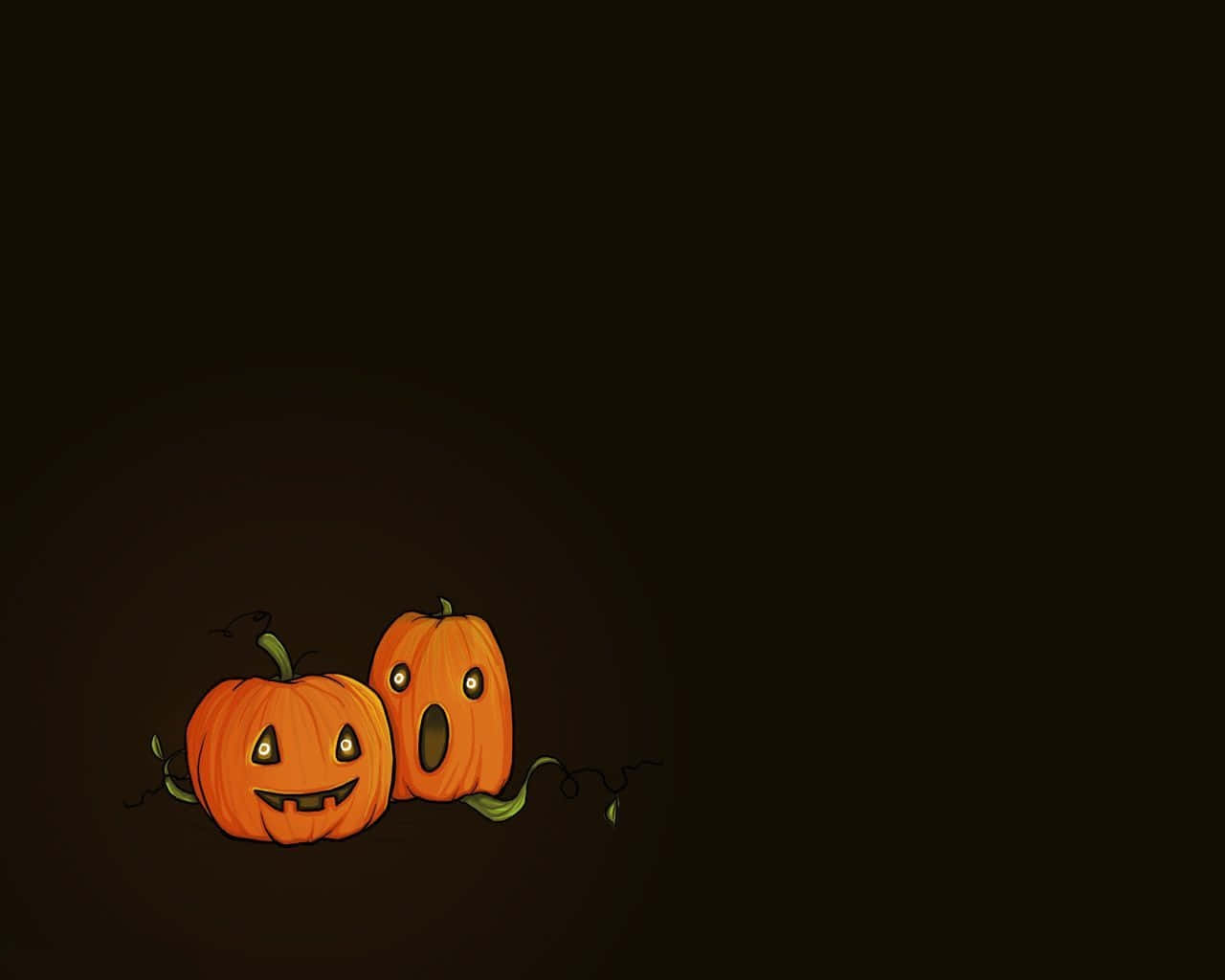 Halloween Laptop 桌布 壁紙 — 兩個卡通風格的南瓜燈，有著發光的眼睛和滑稽的表情，坐在深色背景前。