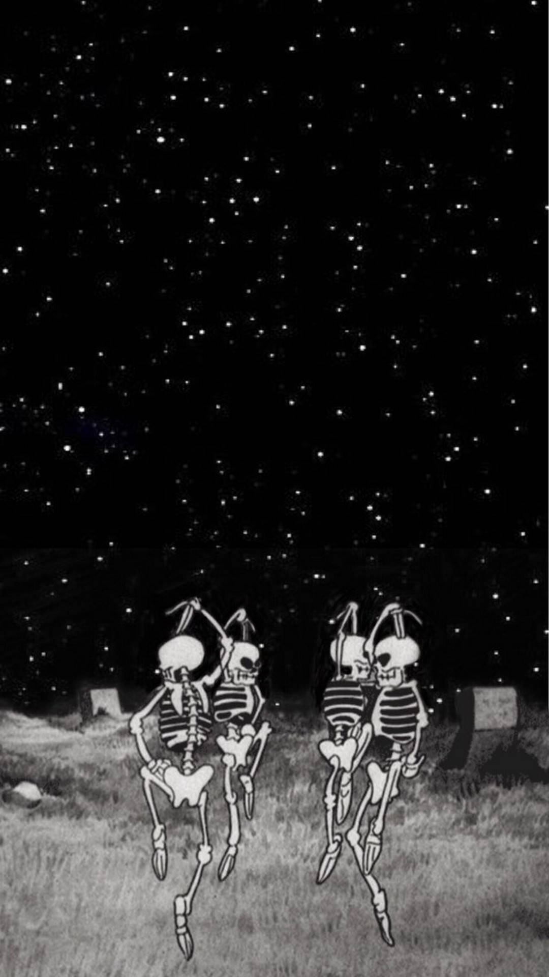 Halloween Phone 桌布 壁紙 — 兩個卡通骷髏在星空下的墓園裡快樂地跳舞。