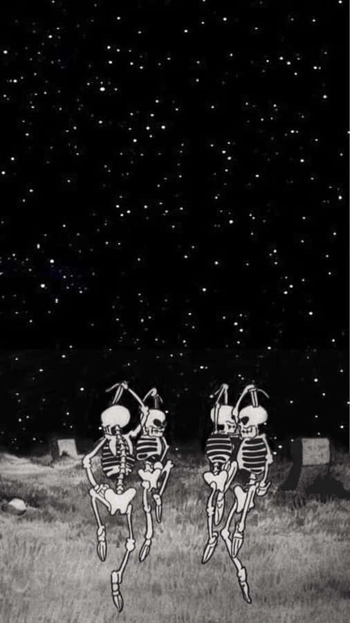 Aesthetic iPhone Horror 桌布 壁紙 — 兩個卡通骷髏在星空下的墓園裡快樂地跳舞。