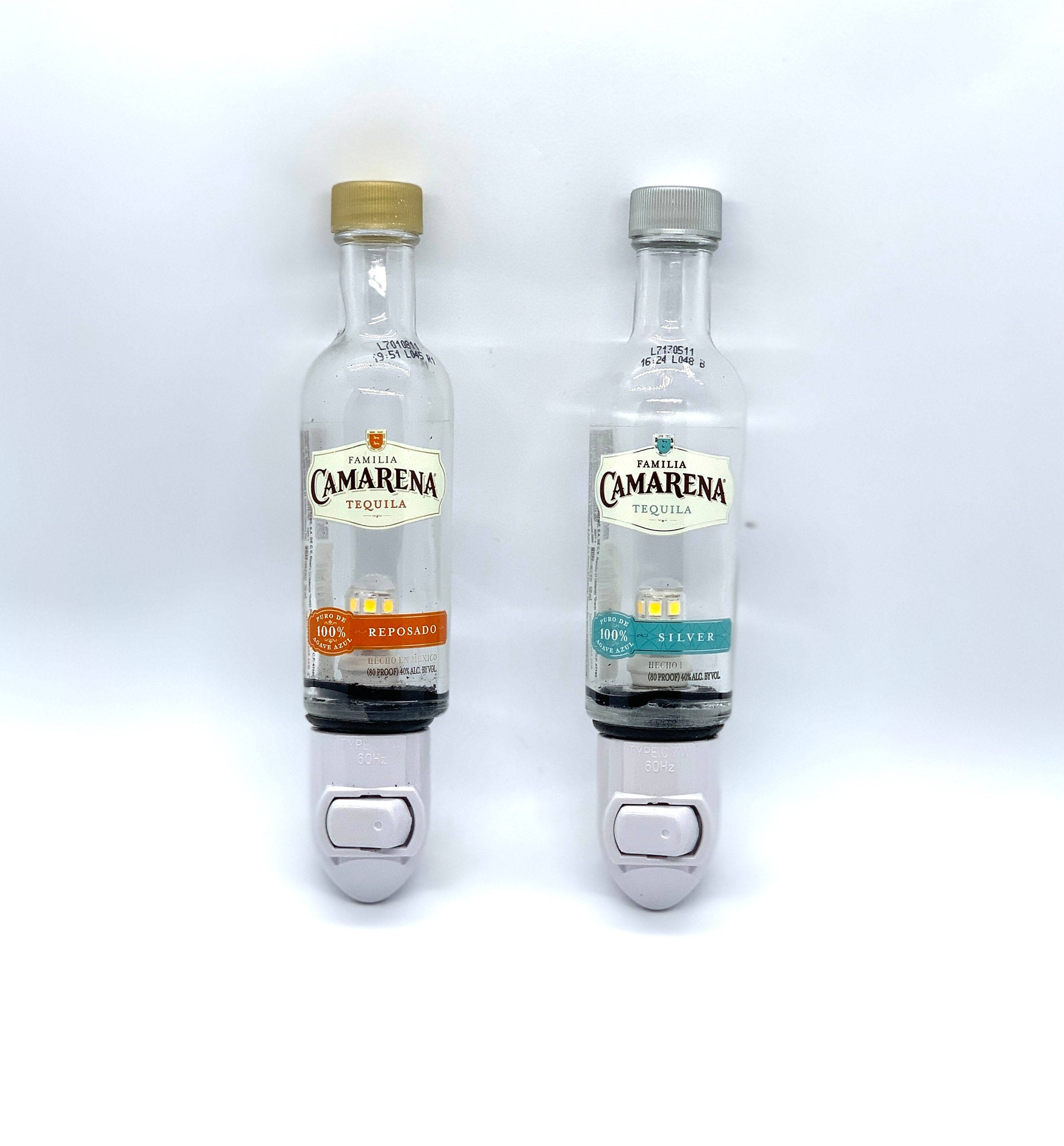 Tequila 桌布 壁紙 — 兩個卡馬雷娜龍舌蘭酒瓶被改造成LED夜燈，放在純白色背景前。