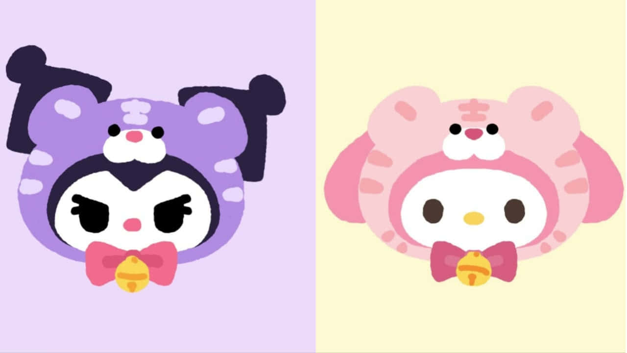 三麗鷗角色 桌布 壁紙 — 兩個可愛的Sanrio角色Kuromi和My Melody，穿著節日老虎主題服裝，配有蝴蝶結和鈴鐺，背景為柔和色調。