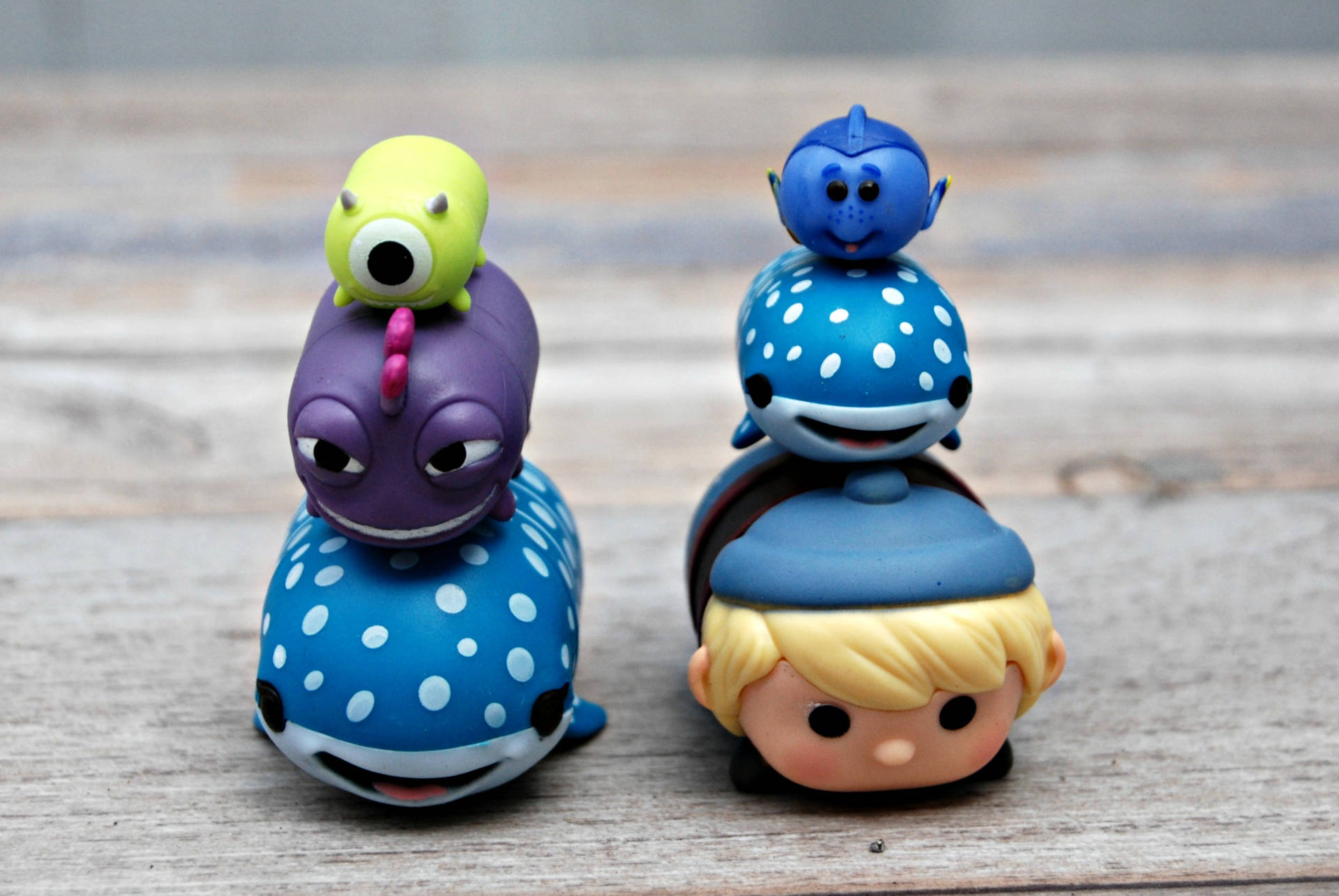 兩個疊放的卡通公仔在木質背景上 — Tsum tsum 壁紙