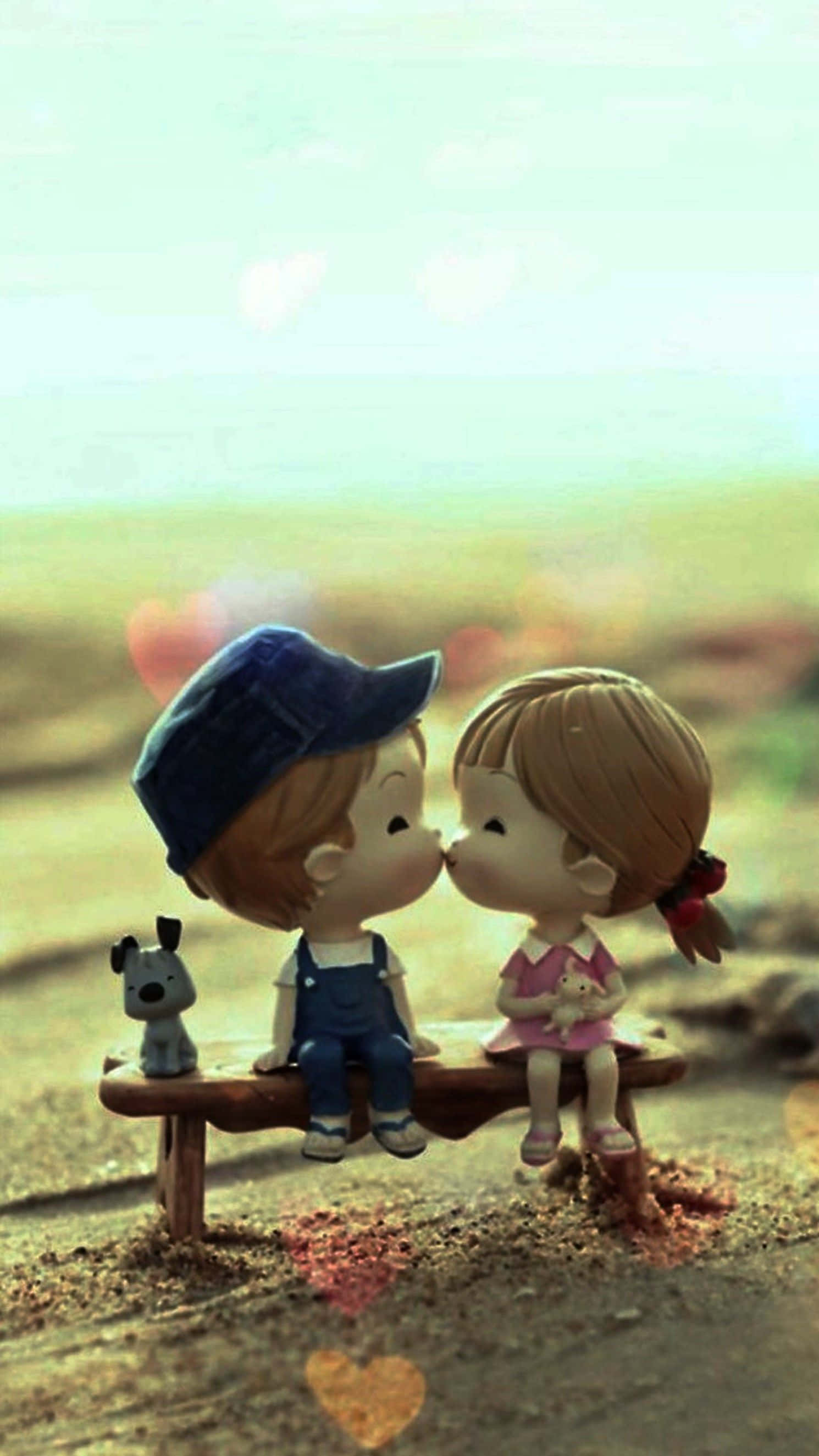 couple kiss 桌布 壁紙 — 兩個可愛的公仔小孩在長椅上親吻，心形在柔和的粉彩田野中漂浮在他們周圍。