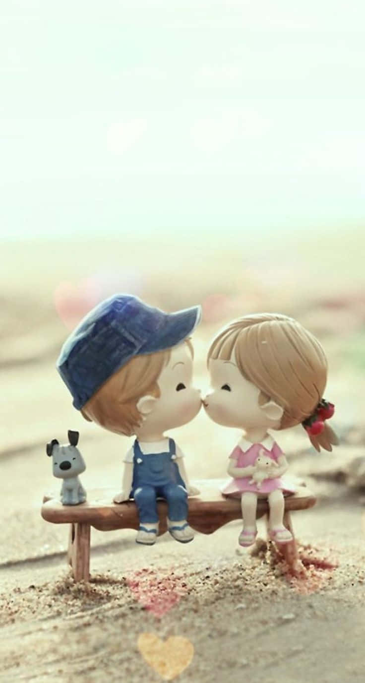 couple love 桌布 壁紙 — 兩個可愛的公仔小朋友在木長凳上接吻，旁邊有一隻小狗在沙地上。