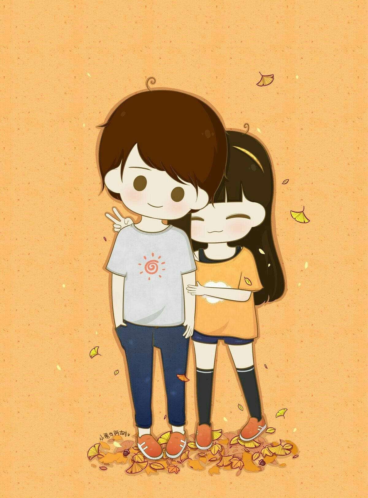 Cute Couple Cartoon 桌布 壁紙 — 兩個可愛的動漫風格青少年在質感橙色背景上，在飄落的秋葉中溫暖地擁抱。