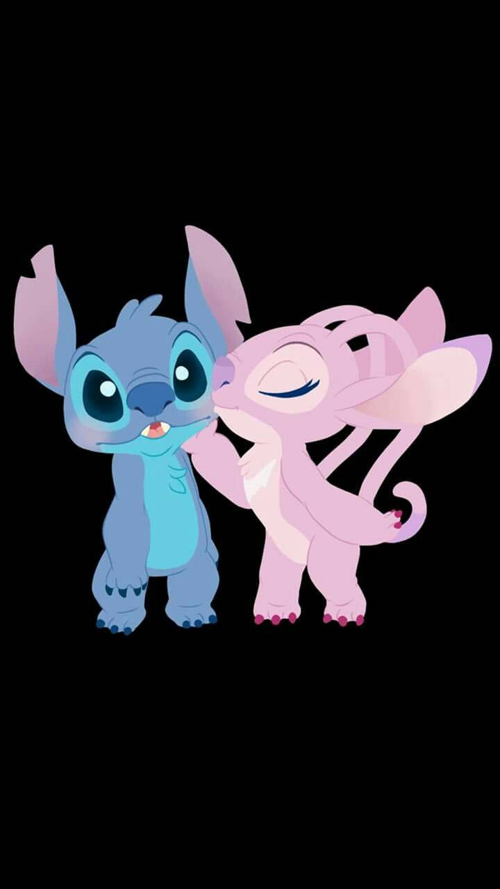 Stitch And Angel 桌布 壁紙 — 兩個可愛的動畫外星人角色，一個藍色一個粉紅色，在黑色背景上依偎。