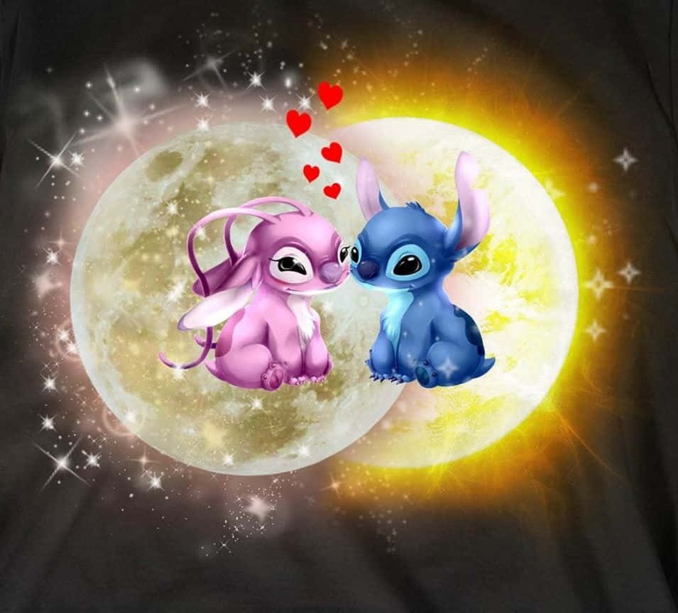 星際寶貝 桌布 壁紙 — 兩個可愛的動畫外星人面對面坐在發光的月亮上，周圍有漂浮的心形和閃爍的星星。