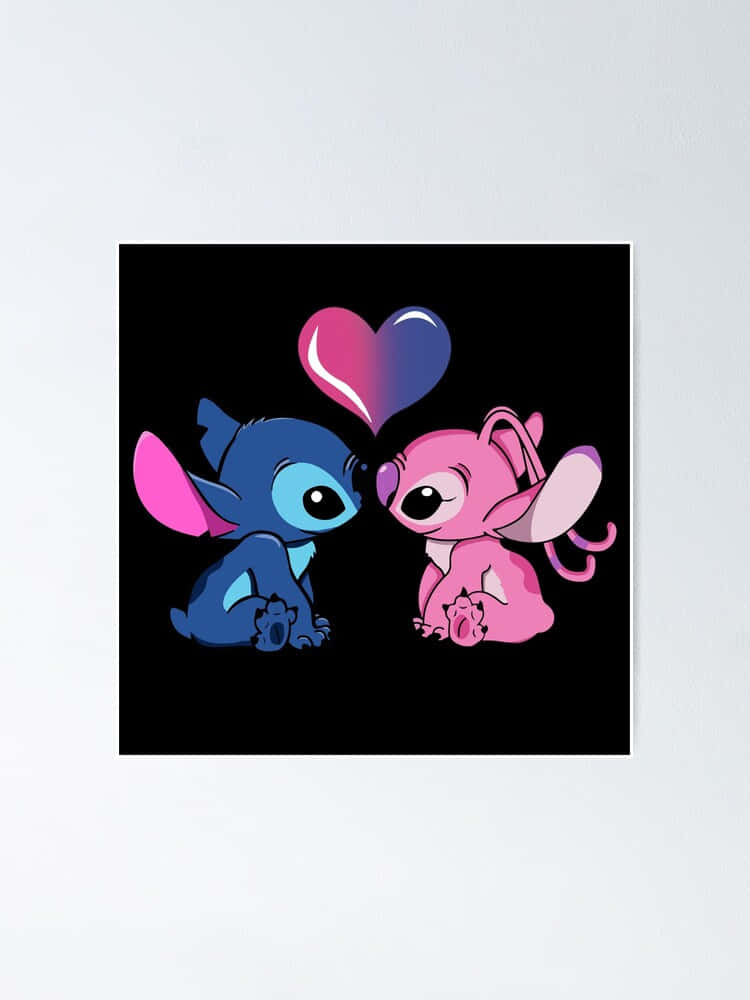 Stitch And Angel 桌布 壁紙 — 兩個可愛的卡通外星人，一個藍色一個粉紅色，在黑色背景上一個發光的心形下面面對面。