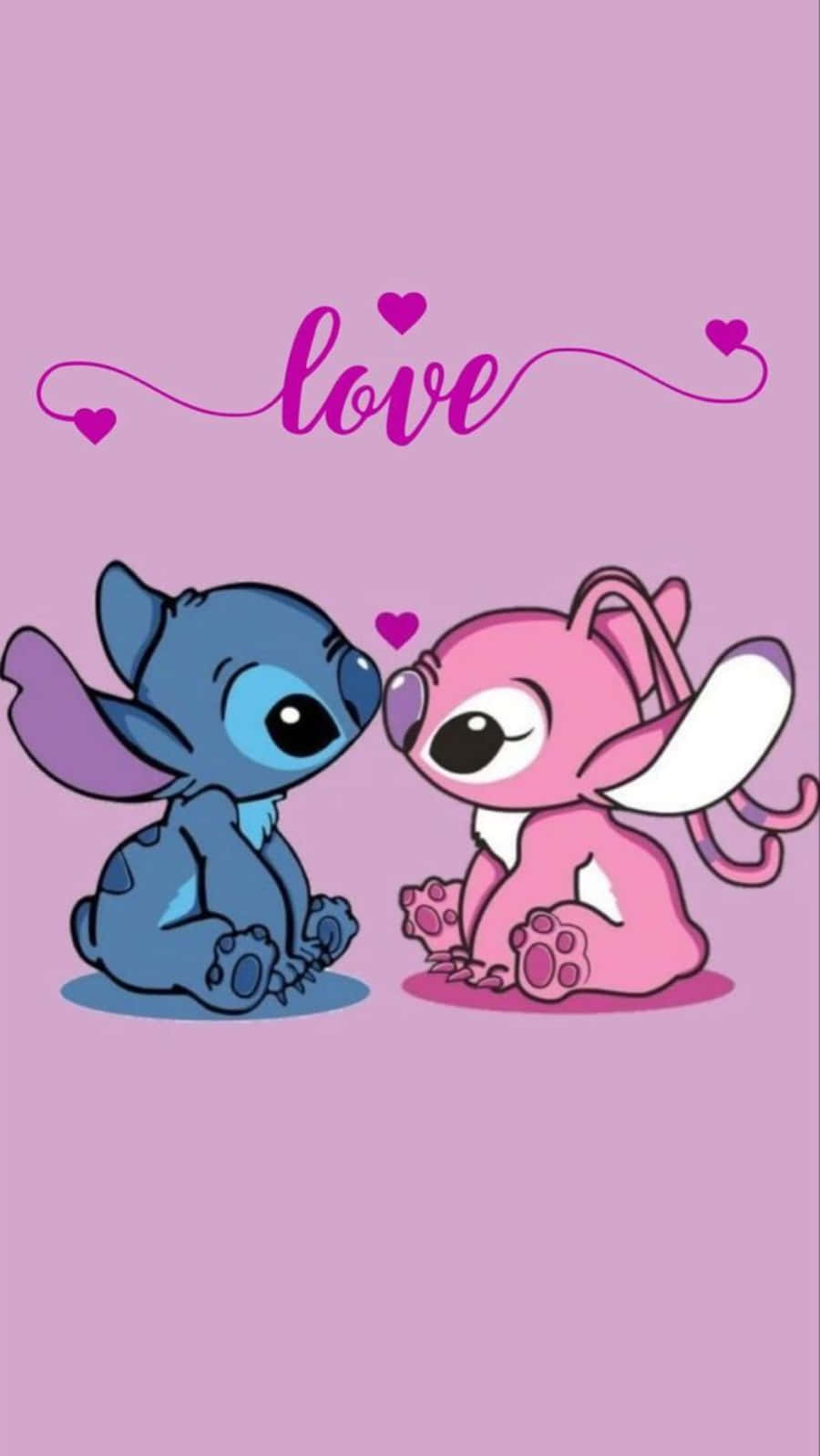 Love Stitch And Angel 桌布 壁紙 — 兩個可愛的卡通外星人，藍色和粉紅色，在柔和的粉紅色背景前面對面坐著，周圍有心形圖案。