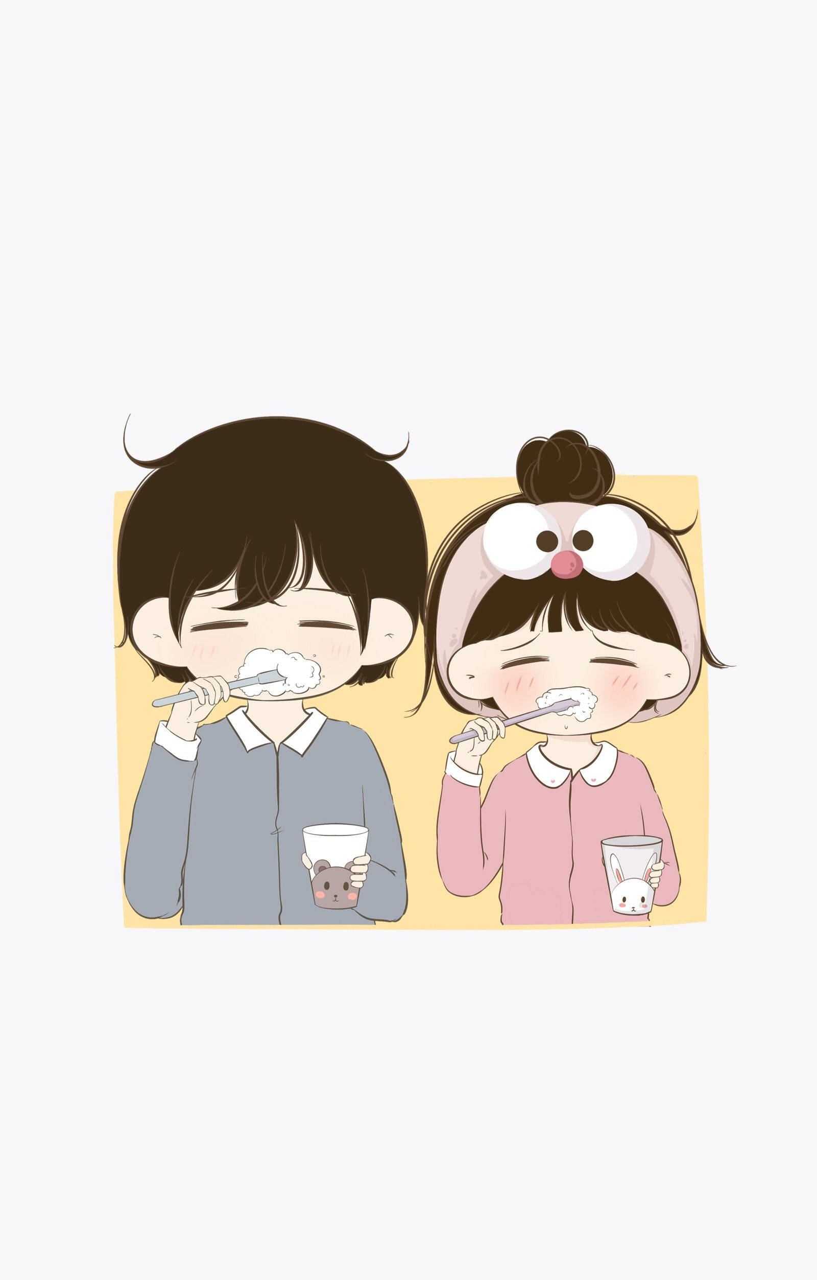 Cartoon Love 桌布 壁紙 — 兩個可愛的卡通小孩在柔和的黃色背景上，拿著動物主題杯子，用泡沫刷牙。