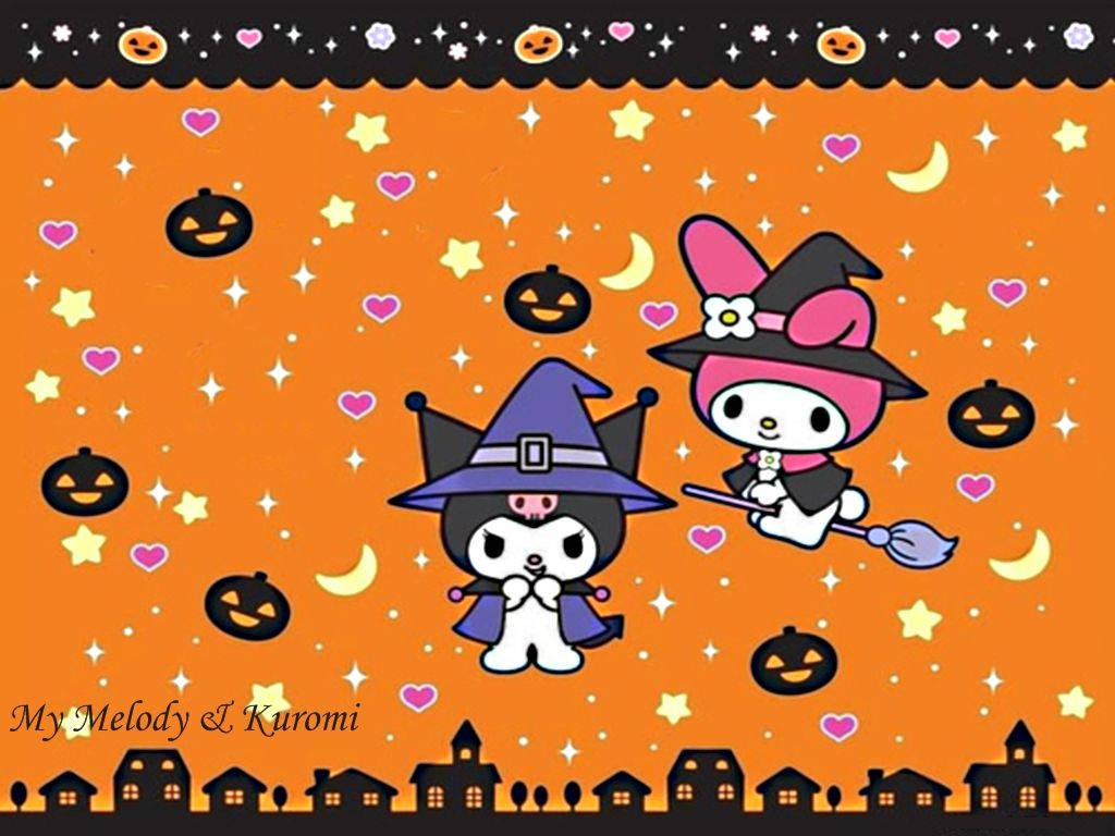 Hello Kitty Halloween 桌布 壁紙 — 兩個可愛的卡通角色打扮成女巫，在充滿南瓜、愛心和星星的橙色萬聖節天空中騎著掃帚飛行。
