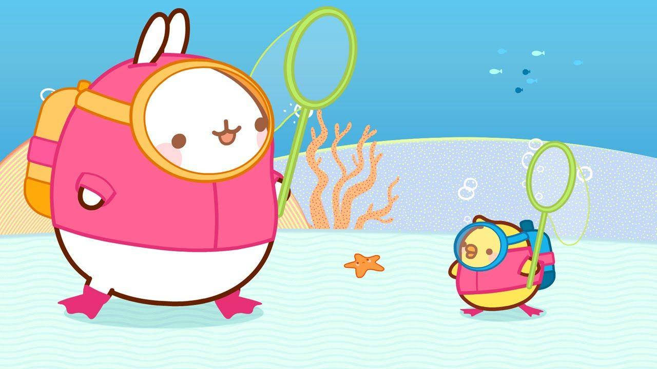 Molang 桌布 壁紙 — 兩個可愛的卡通角色穿著潛水裝備，探索一個有珊瑚和海星的明亮水下場景。