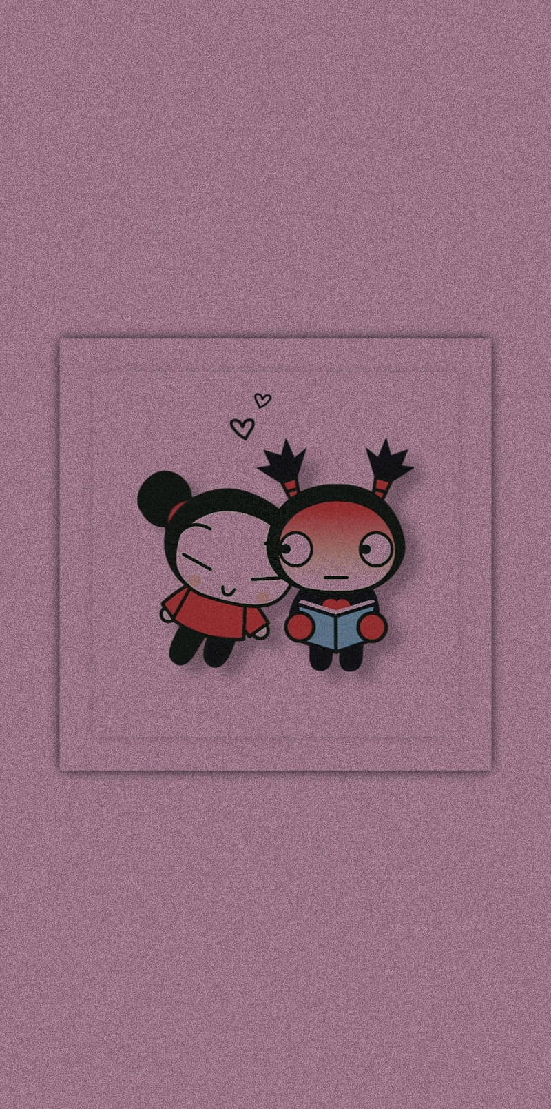 Pucca 桌布 壁紙 — 兩個可愛的卡通角色紮著辮子，在柔和的紫色紋理背景前分享溫馨時刻。