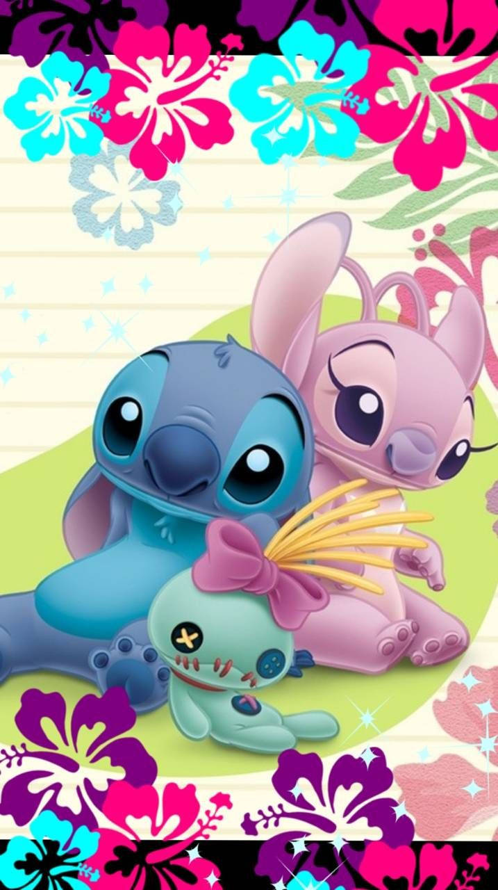 lilo 桌布 壁紙 — 兩個可愛的史迪奇角色和一個小外星人玩具一起坐在彩色花卉邊框下的橫線紙上。