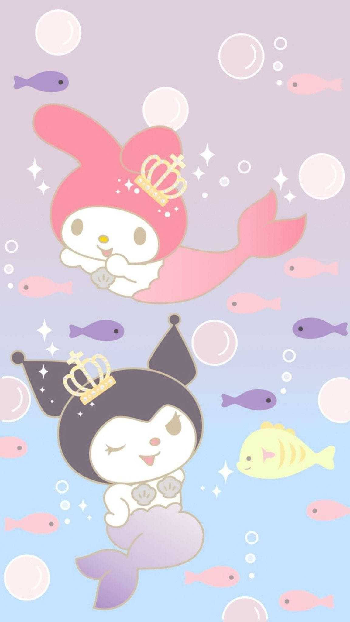 庫洛米 桌布 壁紙 — 兩個可愛的美人魚角色戴著皇冠在魚和泡泡之間游泳，在粉彩的水下場景中。