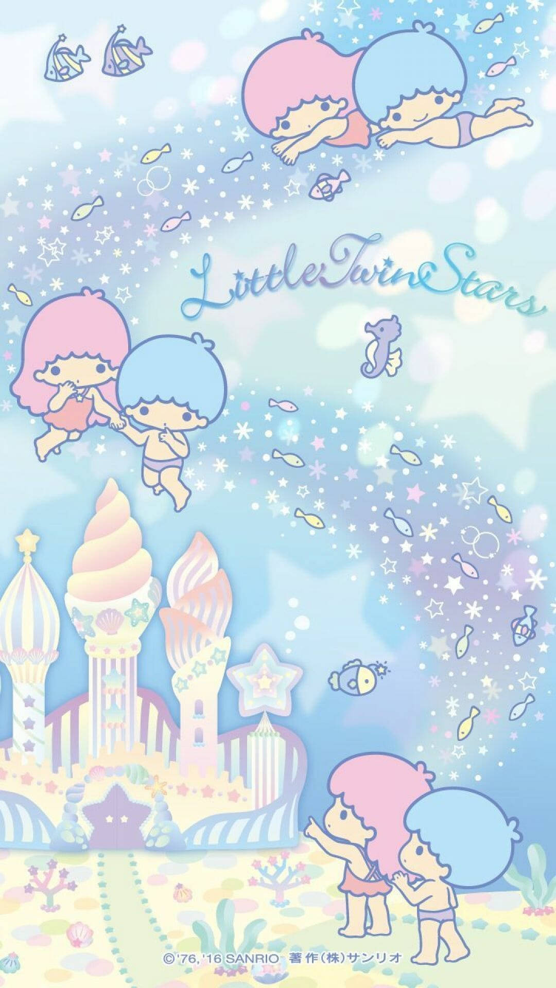 Sanrio Desktop 桌布 壁紙 — 兩個可愛的雙胞胎女孩，一頭粉紅和藍色的頭髮，在粉彩水下幻想世界中漂浮並在星星、魚和糖果間玩耍。