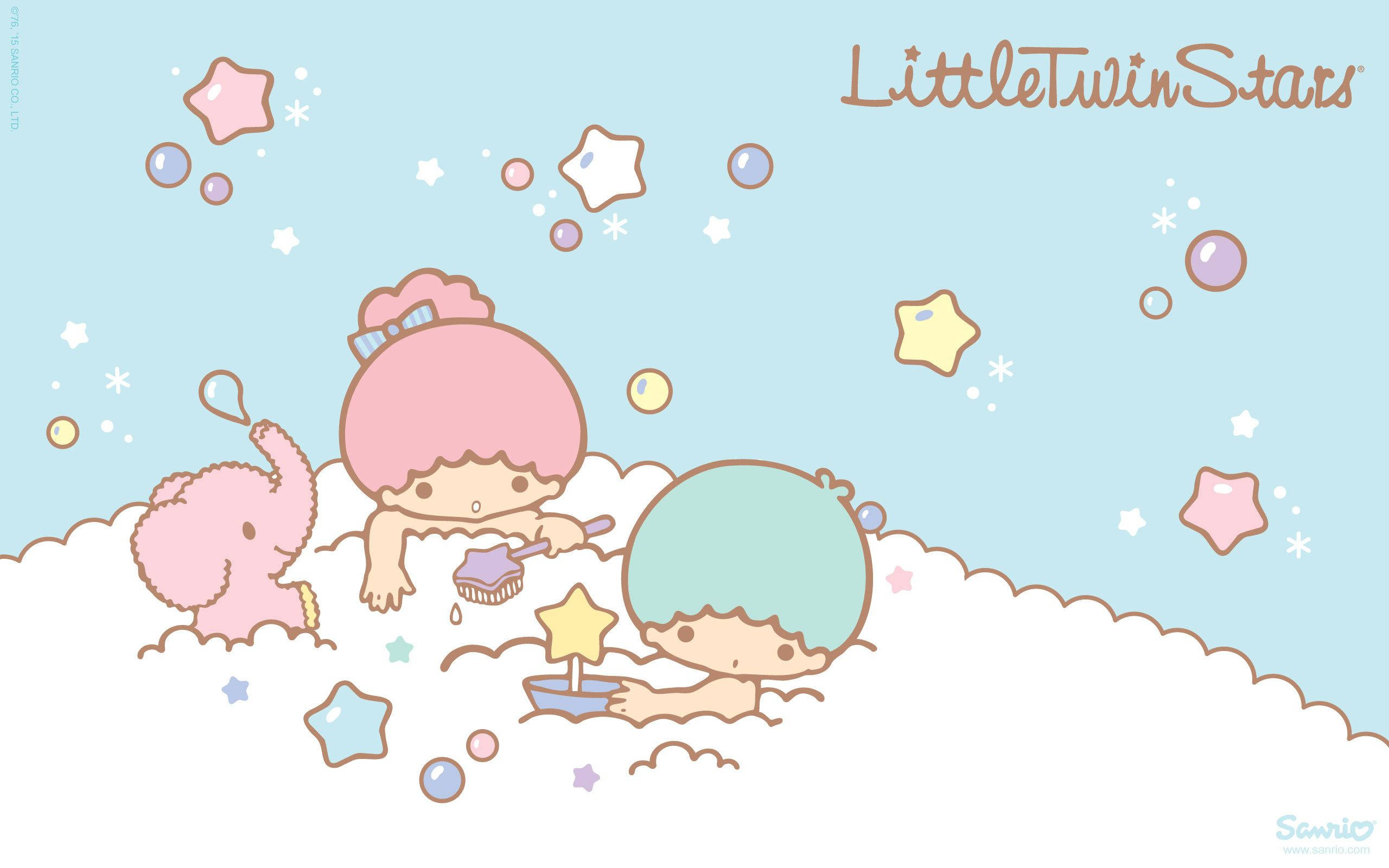 Cute Sanrio 桌布 壁紙 — 兩個可愛的雙胞胎女孩，頭髮分別是粉紅色和藍綠色，在蓬鬆的雲朵中玩耍，周圍環繞著色彩繽紛的星星和泡泡。