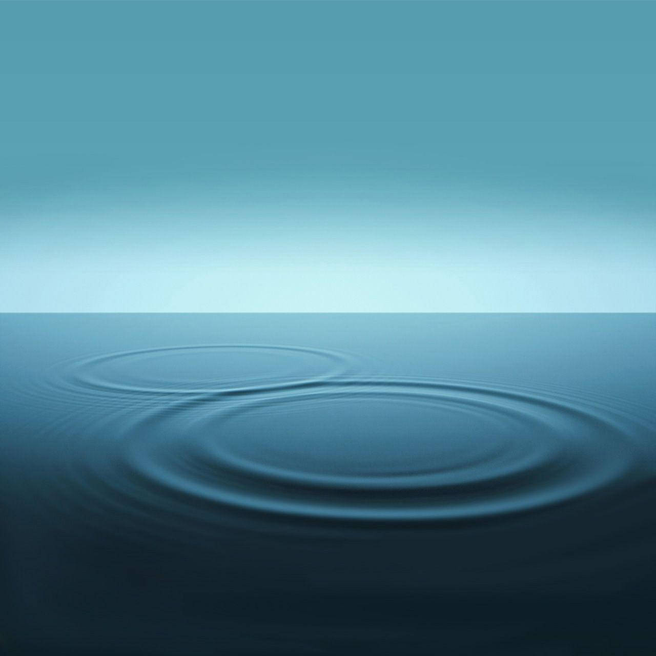 水 桌布 壁紙 — 兩個同心漣漪在漸變天空下平靜的藍色水面上擴散。