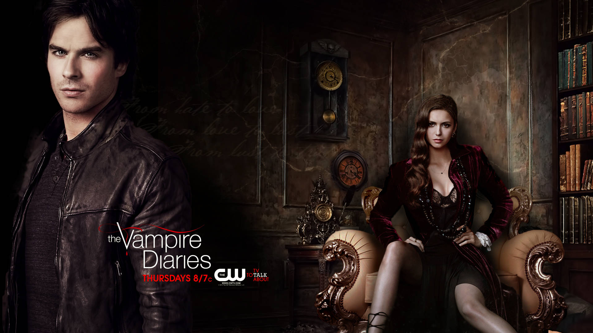 The Vampire Diaries 桌布 壁紙 — 兩個吸血鬼在燈光昏暗的哥德式圖書館中戲劇性地擺姿勢，圖書館內有華麗的家具和復古時鐘。