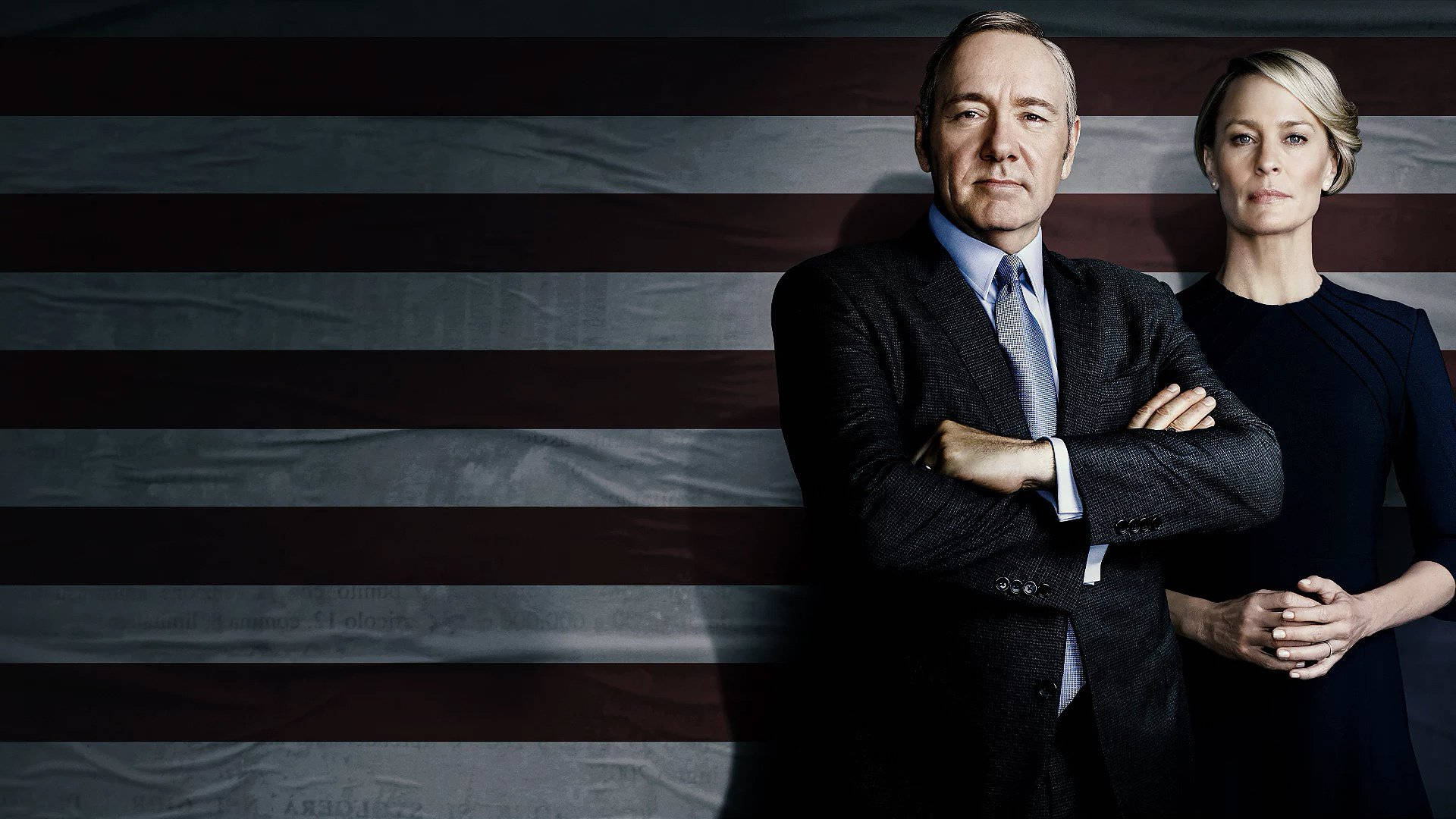 kevin spacey 桌布 壁紙 — 兩個嚴肅的人物站在一幅垂掛的美國國旗前，色調柔和，燈光戲劇化。