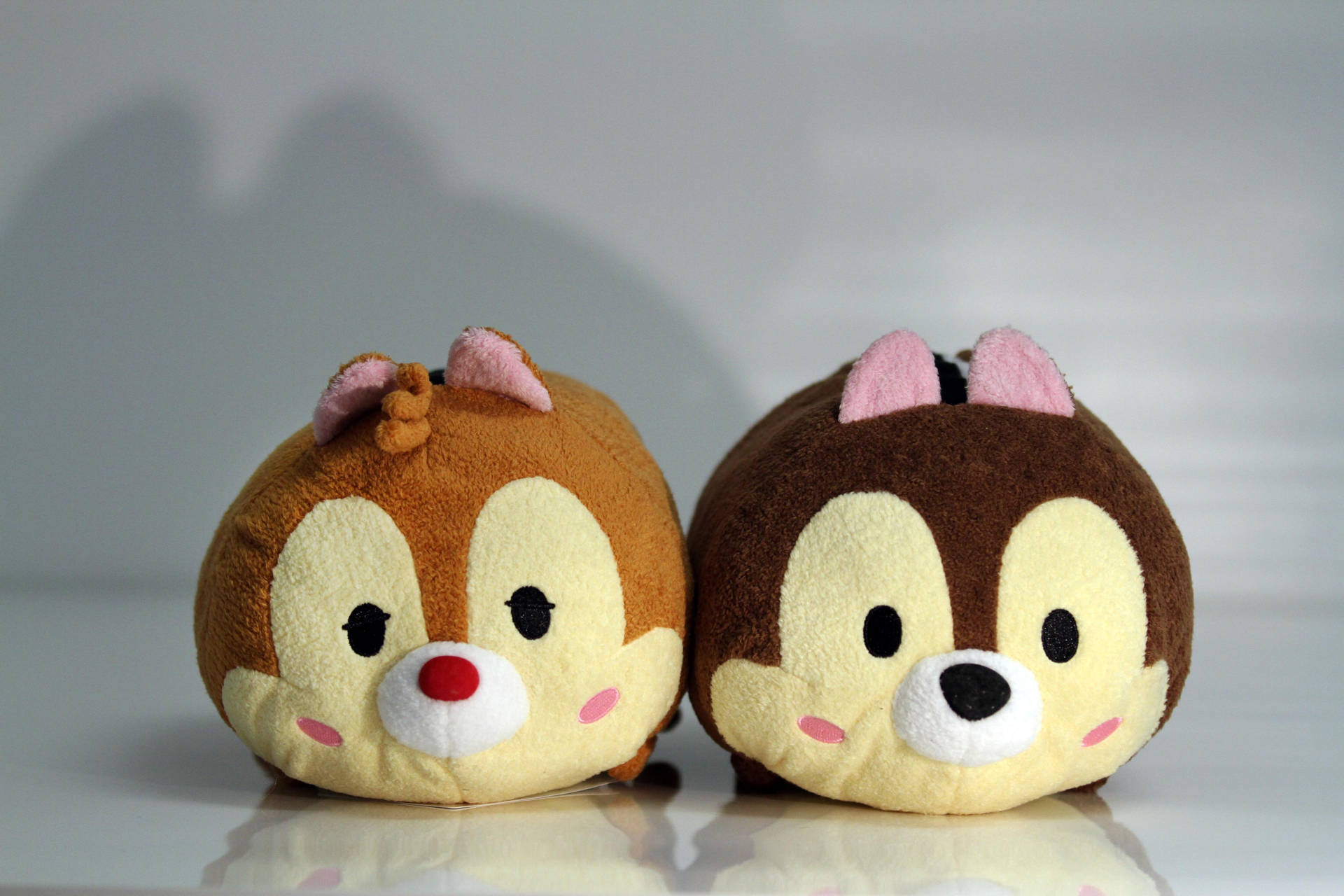 兩個圓形毛絨花栗鼠玩具，有粉紅色耳朵和大眼睛，並排坐著。 — Tsum tsum 壁紙