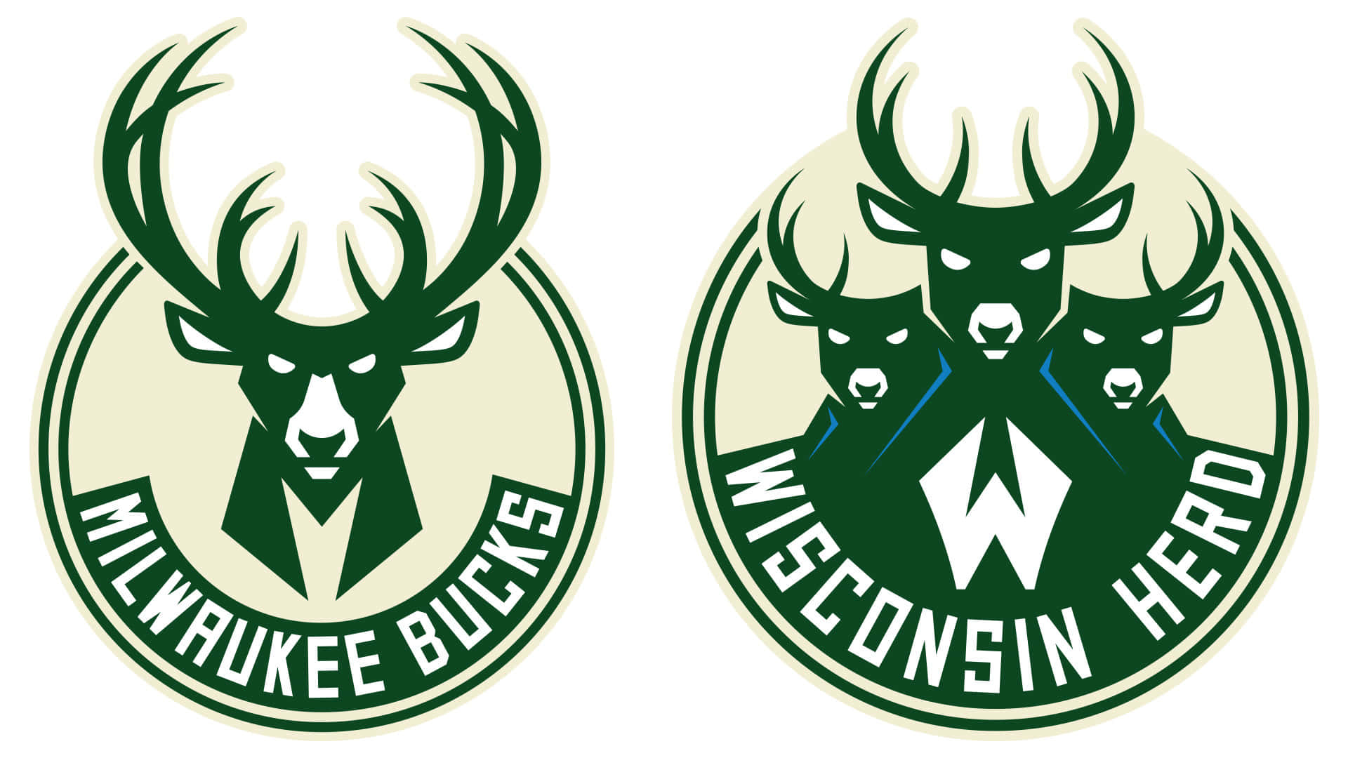 Milwaukee Bucks Logo 桌布 壁紙 — 兩個圓形球隊標誌，以鹿頭為特色，一個單獨，一個三隻，文字為 Milwaukee Bucks 和 Wisconsin Herd，綠色和奶油色。