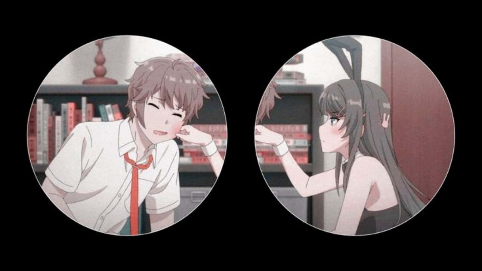 兩個圓框中的動漫角色在室內書架附近俏皮地互動。 — 配對 GIF 壁紙