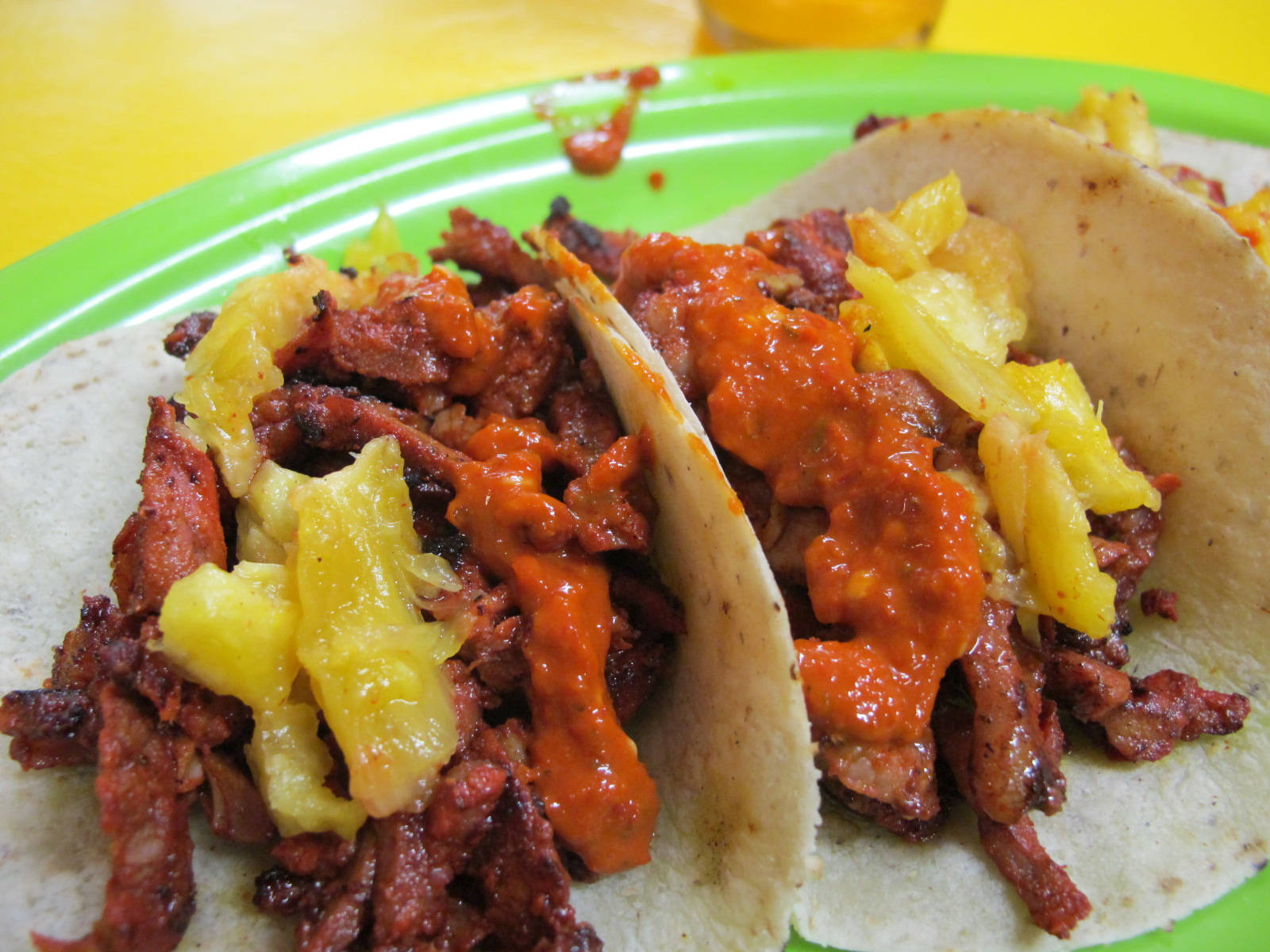 salsa 桌布 壁紙 — 兩個墨西哥捲餅，內餡是辣肉和鳳梨塊，放在一個亮綠色盤子上，背景是黃色。