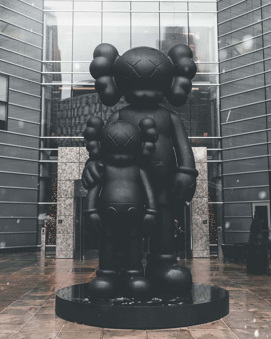 kaws 4K 桌布 壁紙 — 兩個大型黑色KAWS公仔在現代玻璃建築中庭擁抱，地板上有雨滴。