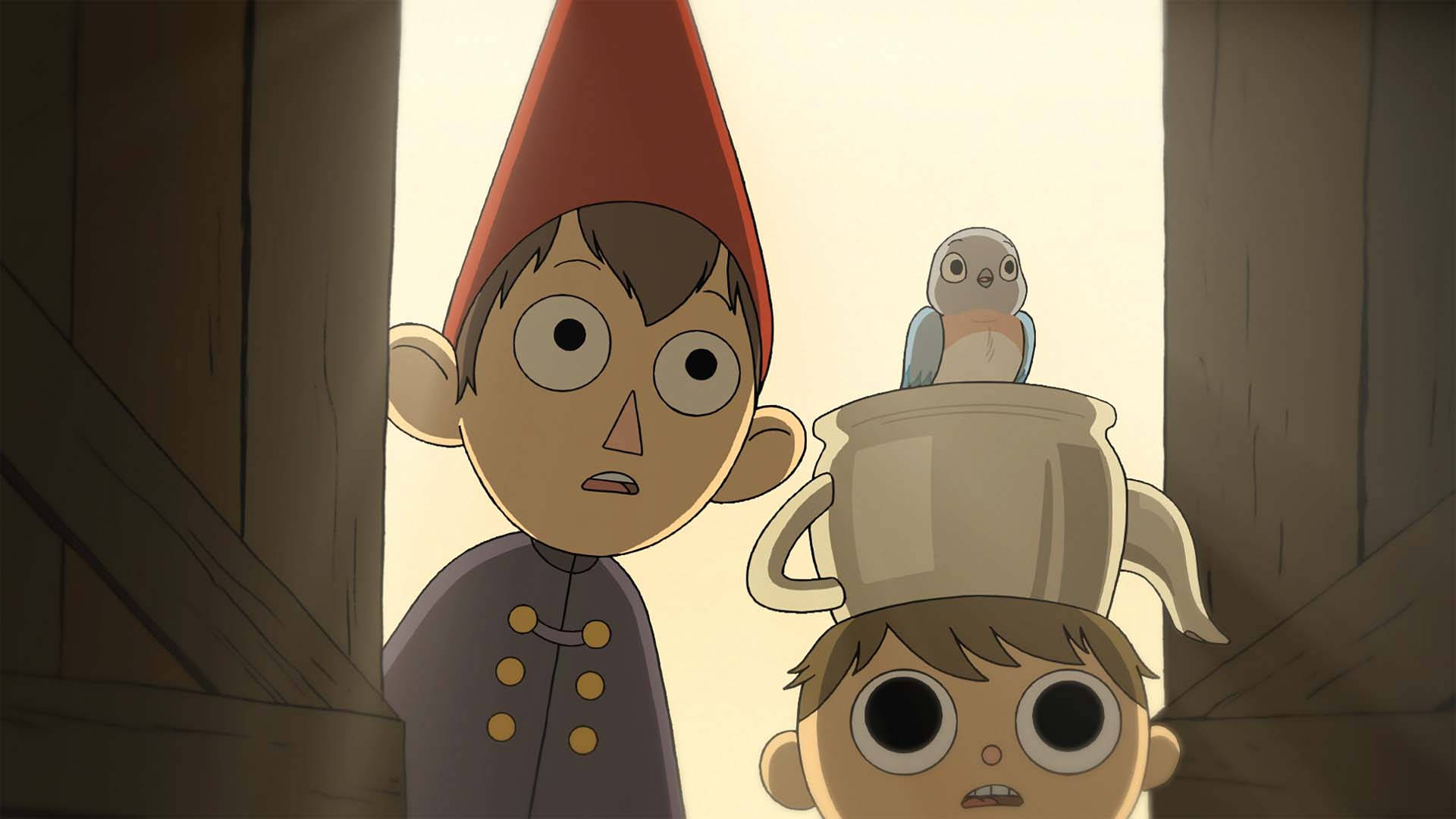 over the garden wall 桌布 壁紙 — 兩個大眼動畫小孩從木門後探出頭來，一隻小鳥棲息在其中一個小孩頭上的鍋子頂端。