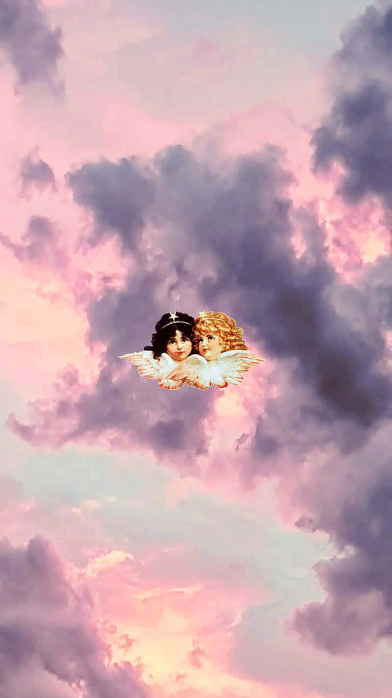 Angel Aesthetic Clouds 桌布 壁紙 — 兩個天使般的小天使，長著白色翅膀，漂浮在夢幻天空中柔和的粉紅色和紫色雲朵之間。