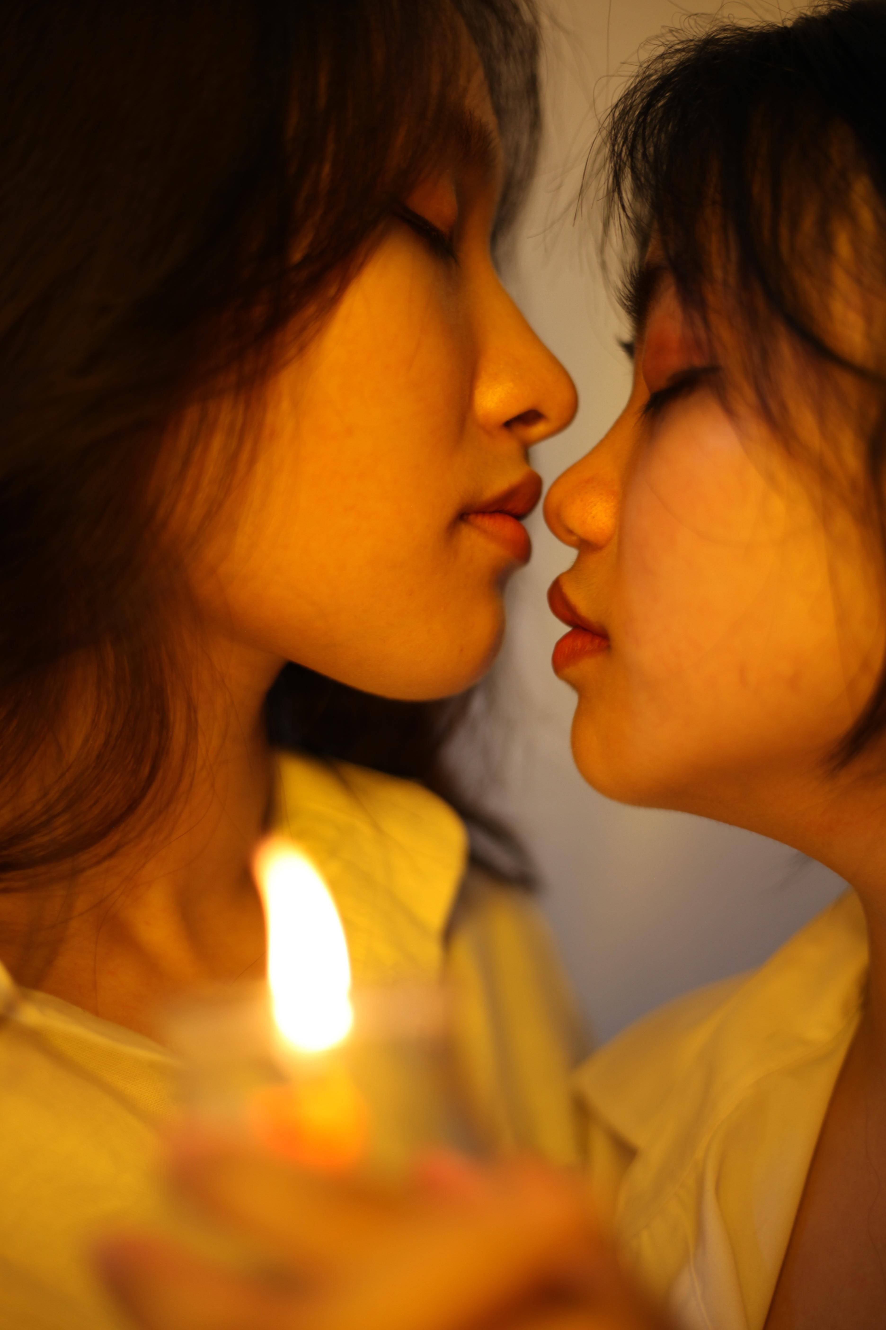 couple love 桌布 壁紙 — 兩個女人側面輪廓在溫暖燭光下親密靠近，她們的臉龐閃耀著親密感。