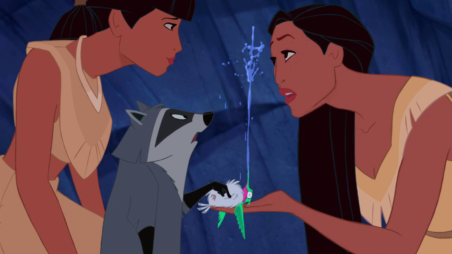 Pocahontas 桌布 壁紙 — 兩個女人和一隻浣熊驚奇地凝視著一隻蜂鳥發出發光的藍色水流。