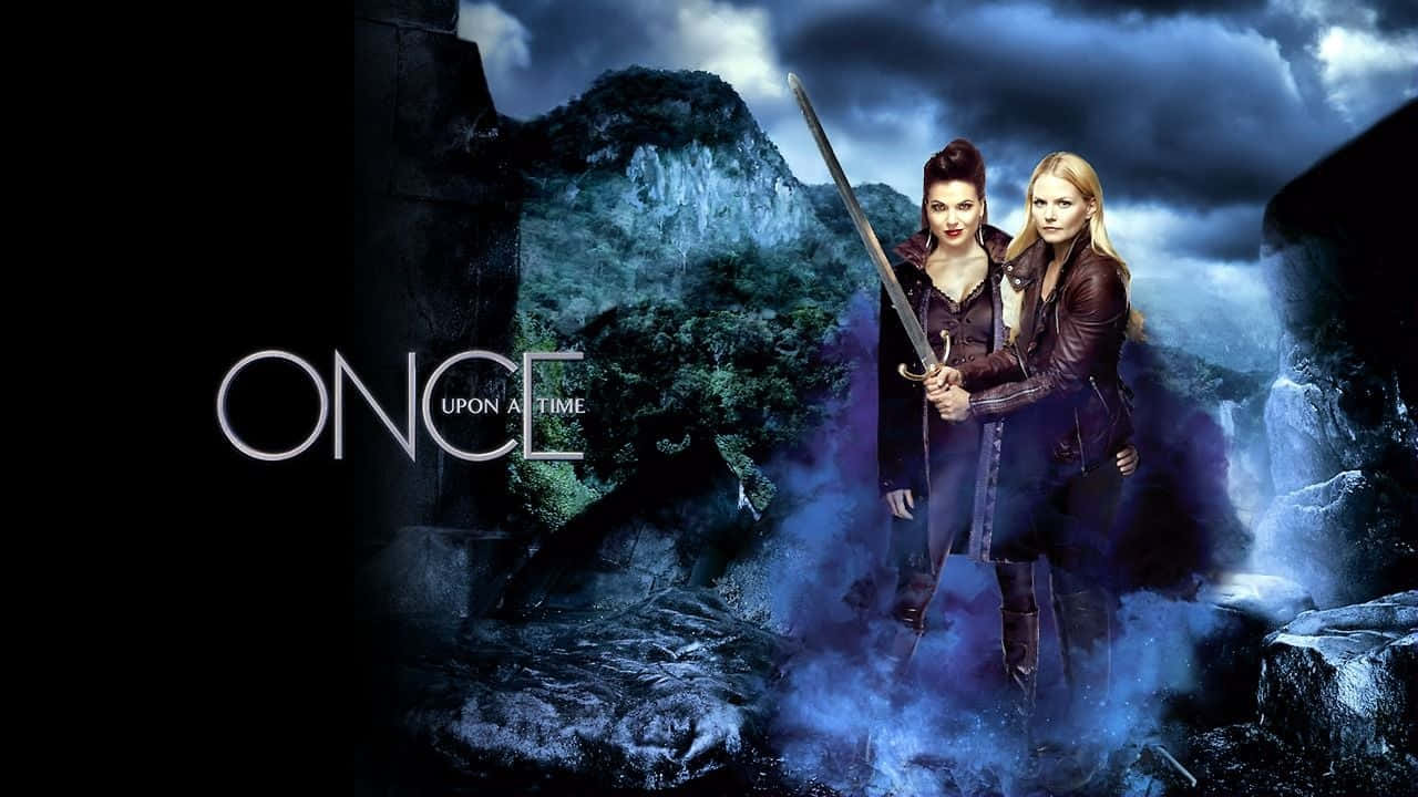 Once Upon A Time 桌布 壁紙 — 兩個女人在暴風雨般的奇幻景觀中挑釁地站著，在發光的藍色迷霧和黑暗的懸崖中握著一把劍。