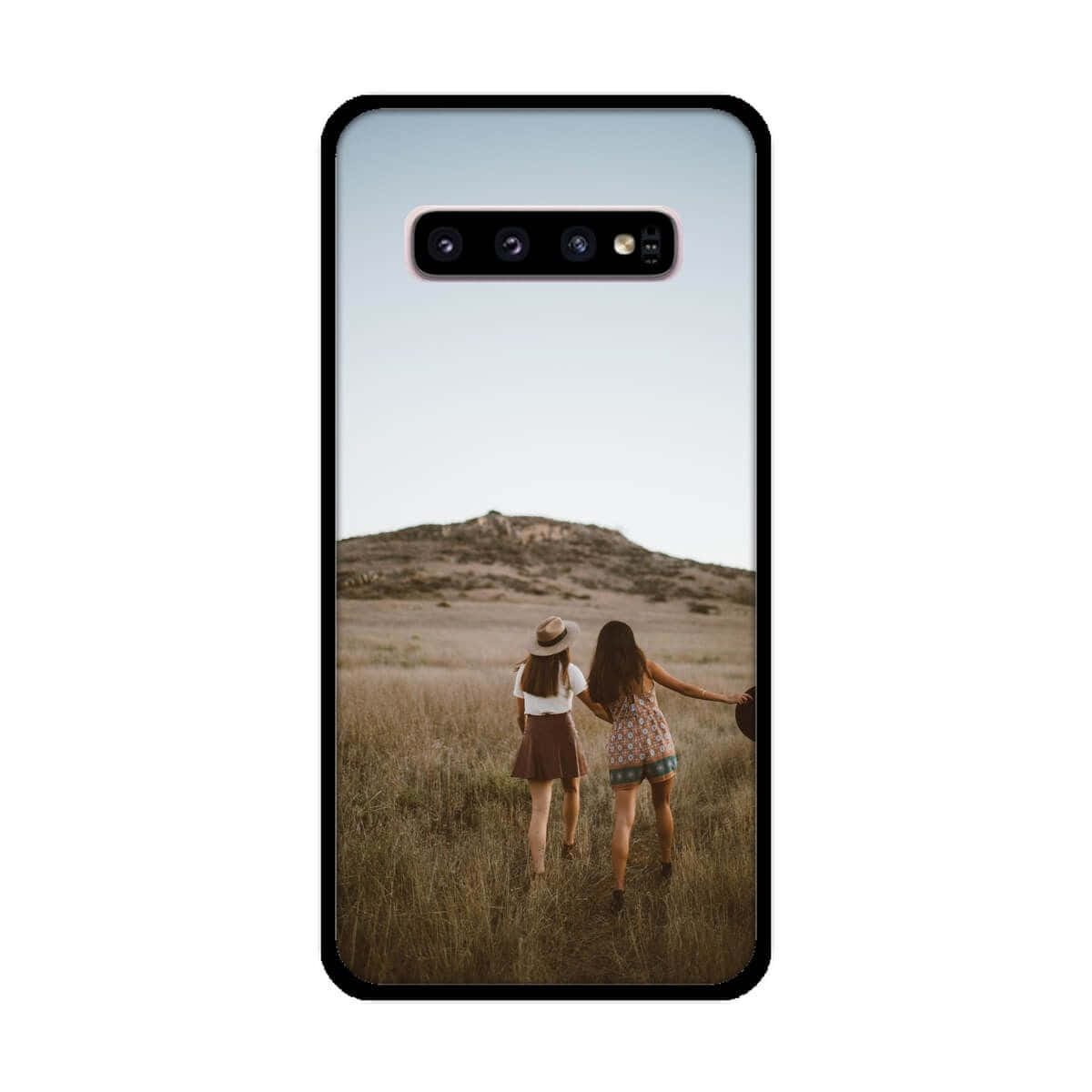 Galaxy S10 桌布 壁紙 — 兩個女孩手牽手穿過高高的金色草地，走向遠處的山丘，天空柔和。