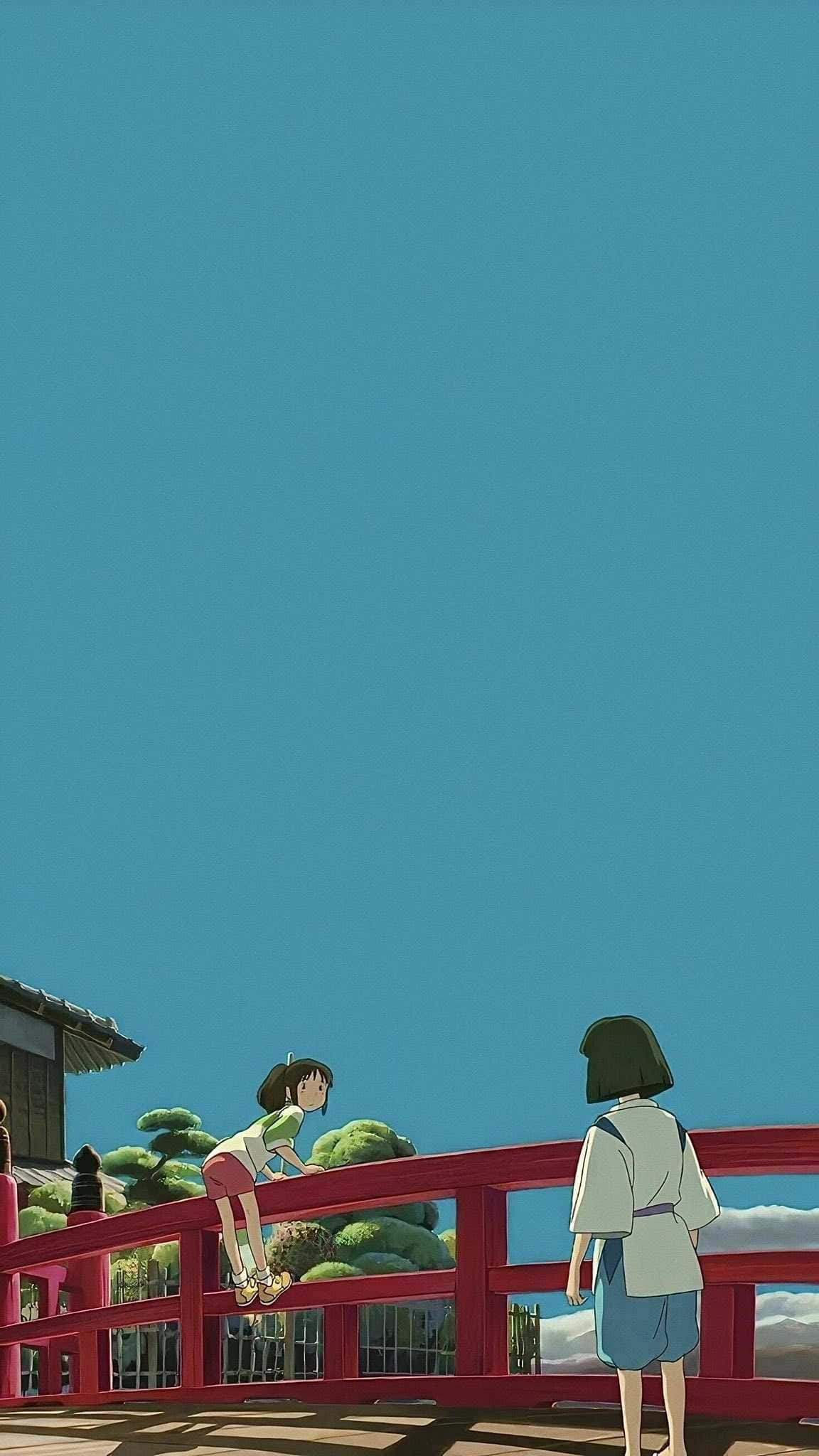 Haku Spirited Away Phone 桌布 壁紙 — 兩個女孩站在一座鮮紅色的橋上，頭頂是廣闊清澈的藍天，一個靠在欄杆上，另一個向前看。
