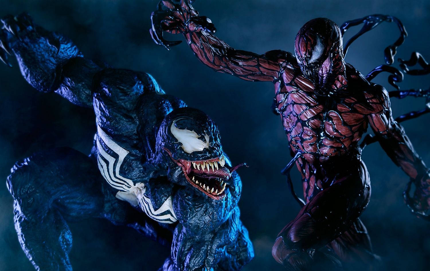 Venom Carnage 桌布 壁紙 — 兩個威脅性的毒液共生體在黑暗的電影場景中碰撞，一個藍色一個紅色，都滴著觸手和鋒利的牙齒。