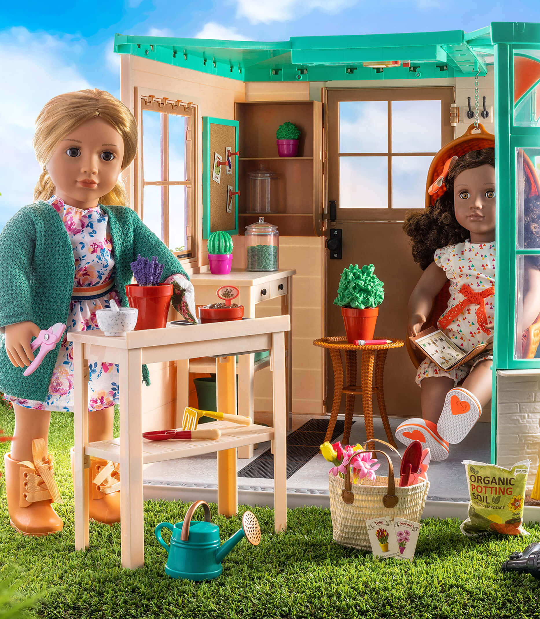 Dolls 桌布 壁紙 — 兩個娃娃在一個迷你花園棚裡，有盆栽植物、工具和有機土壤，在鮮綠色的草地上，藍天白雲下。
